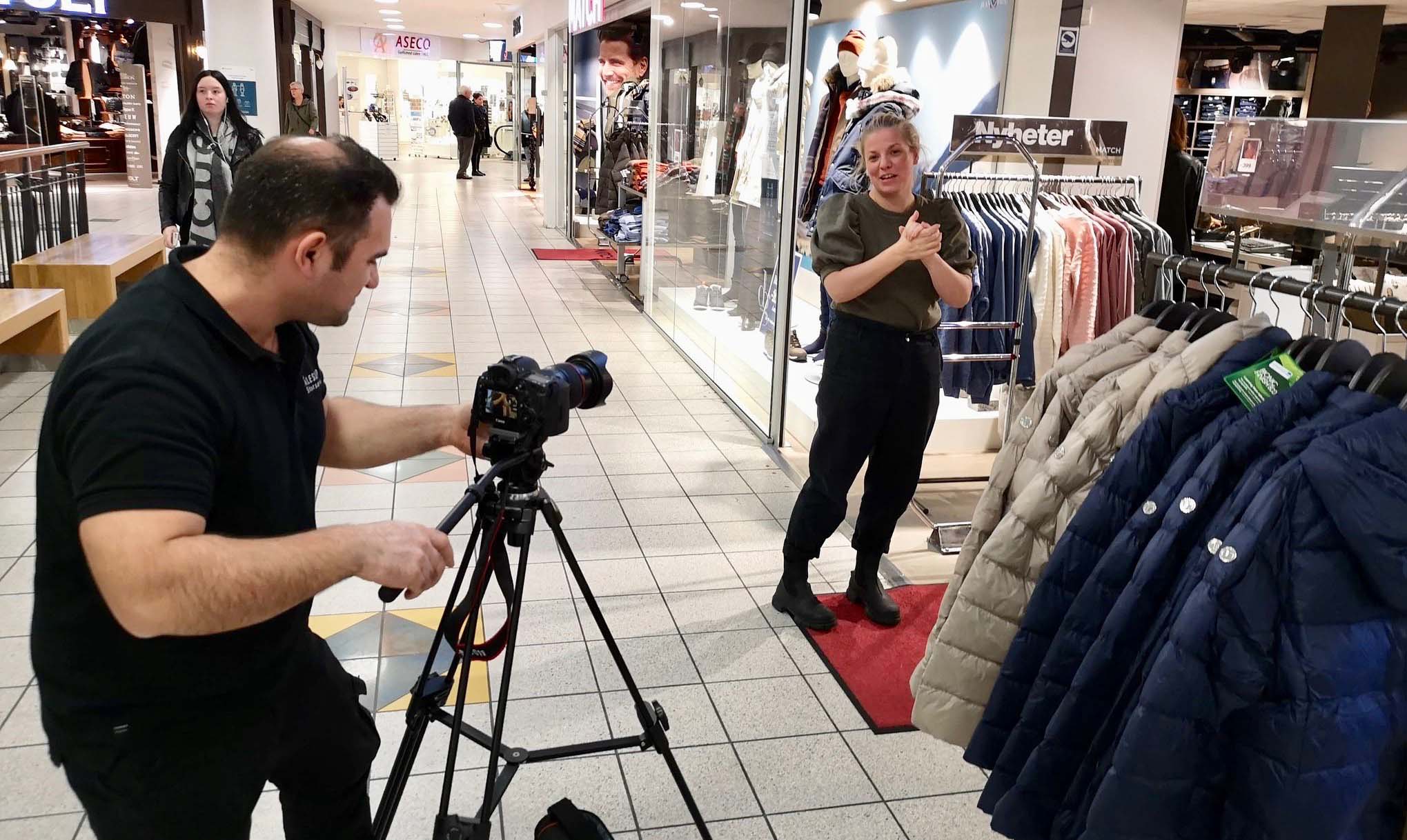 Ålesund Storsenter er svært opptatt av at kunder skal oppleve en trygg handel. Her spiller teamet inn en egen film om smittevern som skal gå i sosiale medier.