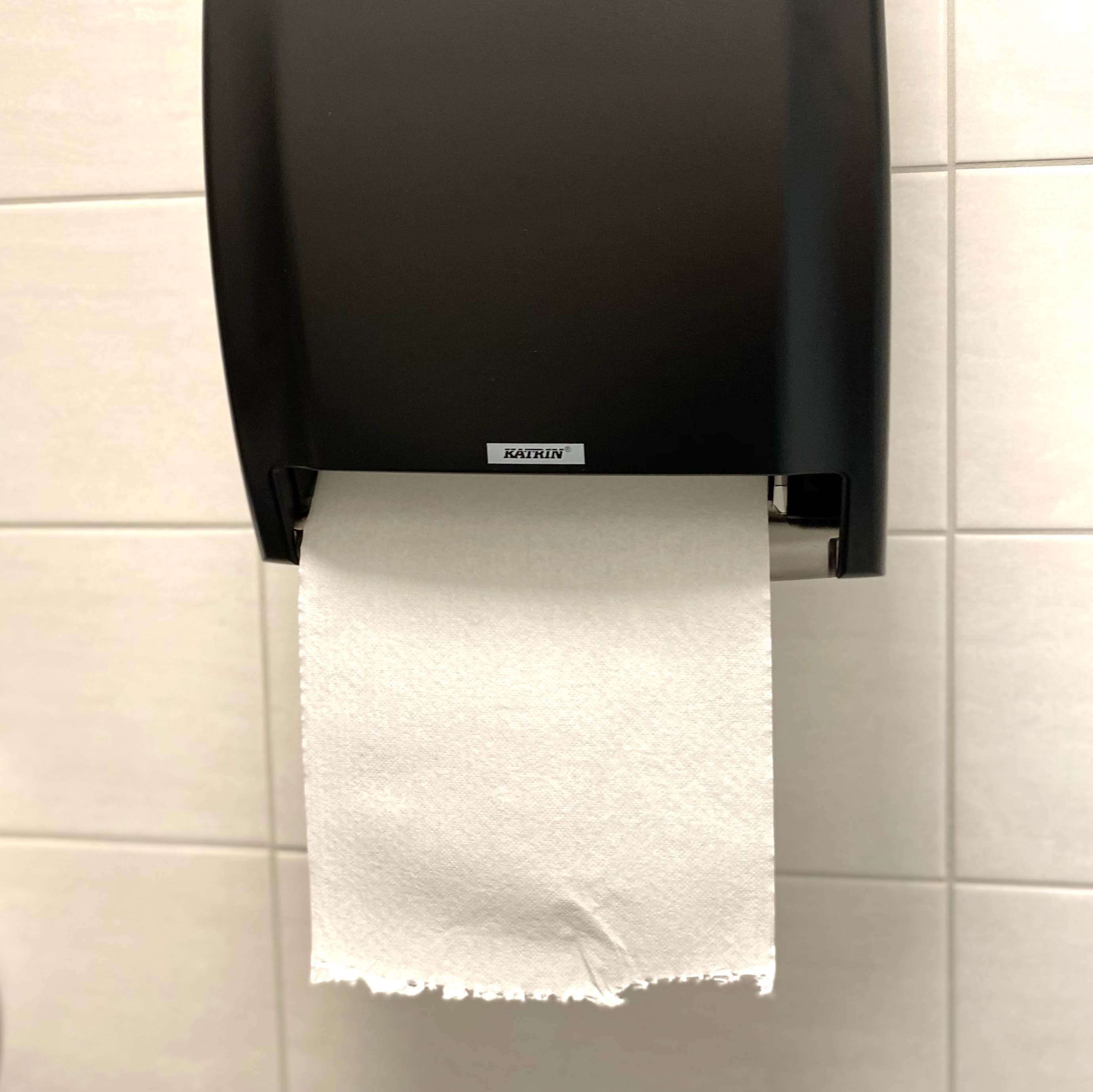 Senteret har byttet alle dispensere på toalettene. -Alt er automatisk så kundene slipper kontaktpunkt, forteller senterlederen.