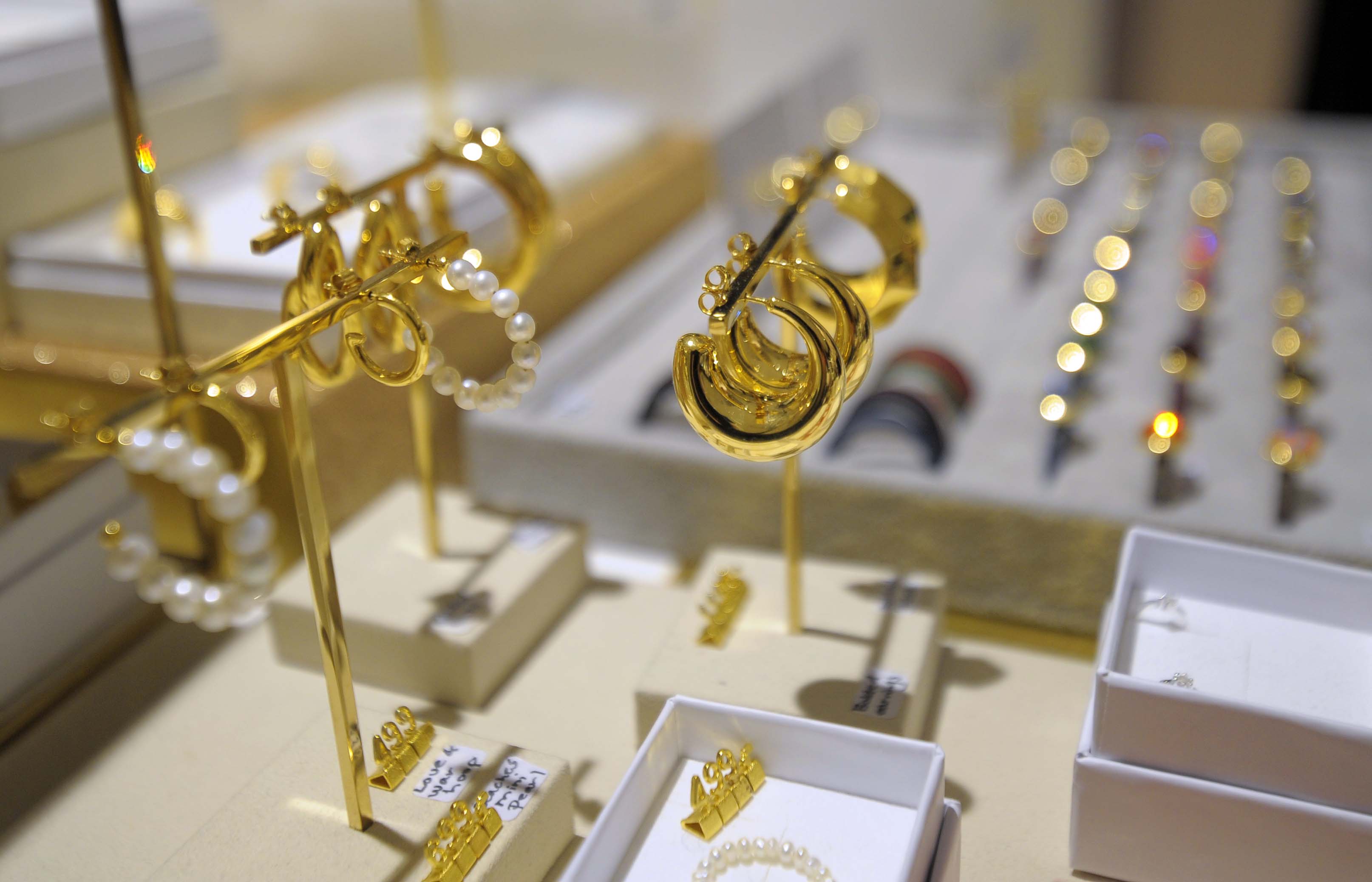 Klær til barn og dame, kopper, leker, bamser og smykker er bare noe av det du finner hos ukens butikk, Farmor Ingvarda.