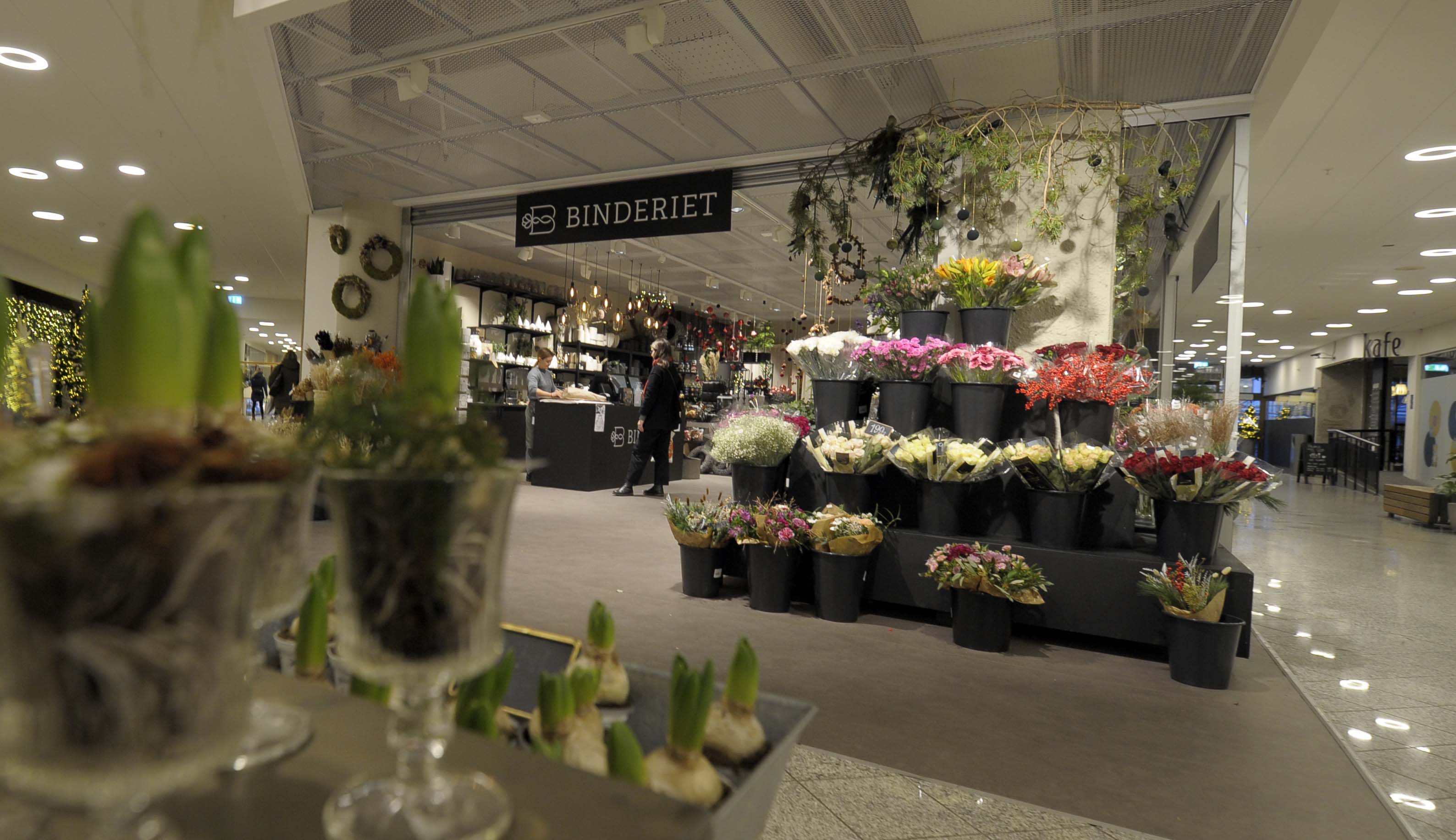 En kan ikke unngå å se Binderiet i Kremmergaarden, der blomsterbutikken er plassert midt i "krysset".