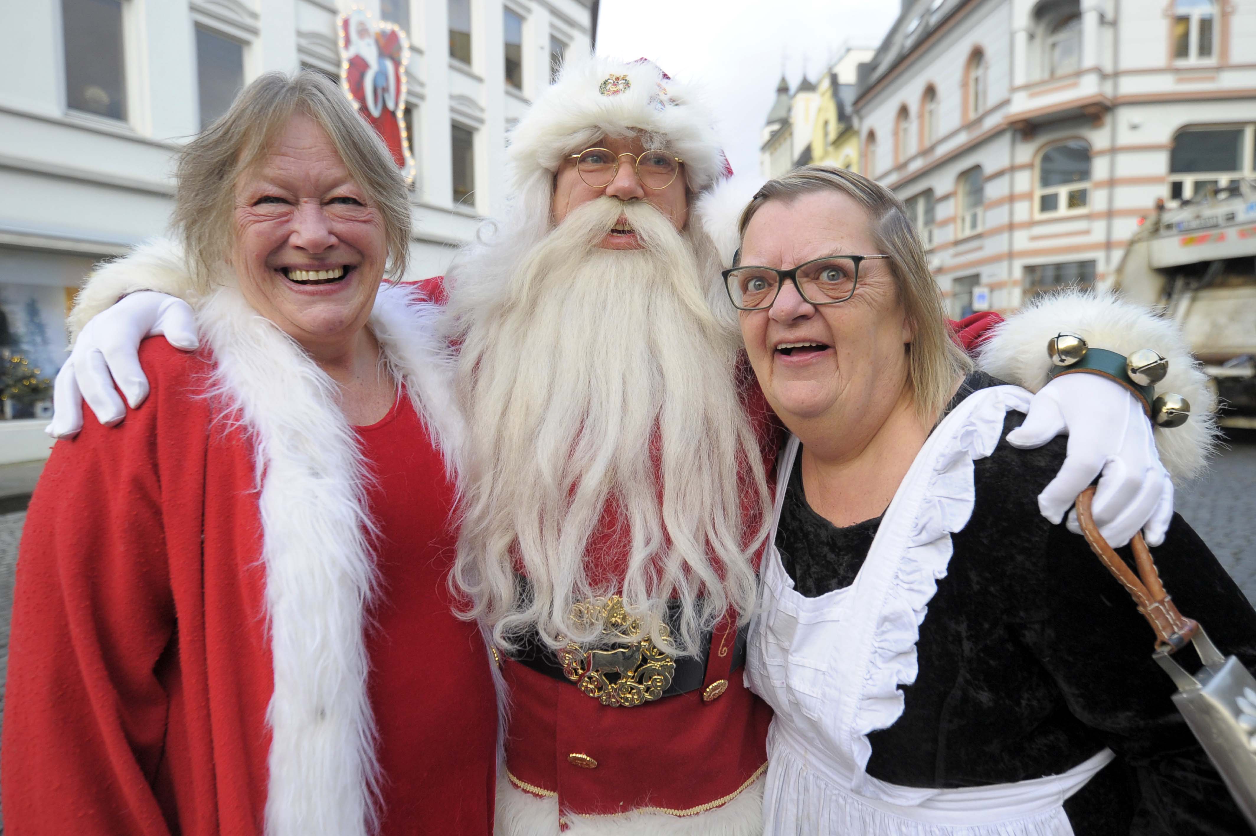 Astrid Overaa, Julenissen og Synnøve Hatlen i juleskrud, klar for kanefart.