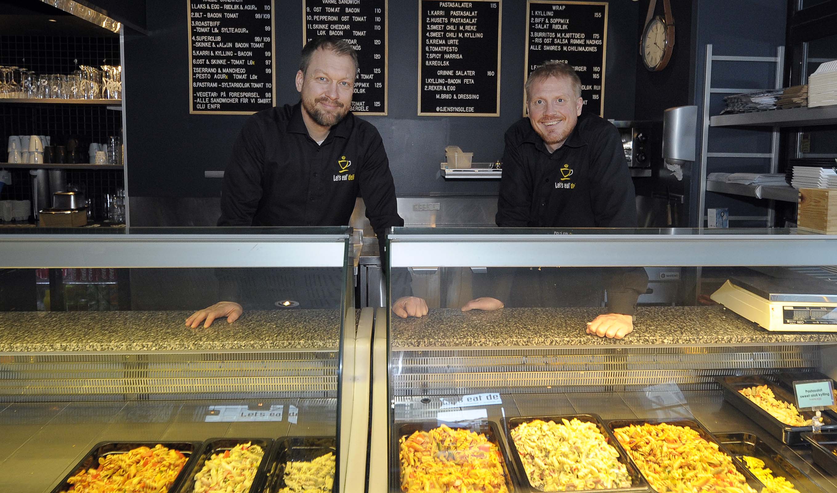 Tore (t.v) og broren Andreas Lindbæk har ståltro på å drive Let`s Eat Diner ved Kiperviktorget. De tok over da pandemien rammet, og har dermed ikke opplevd "normale" tider for restauranten.