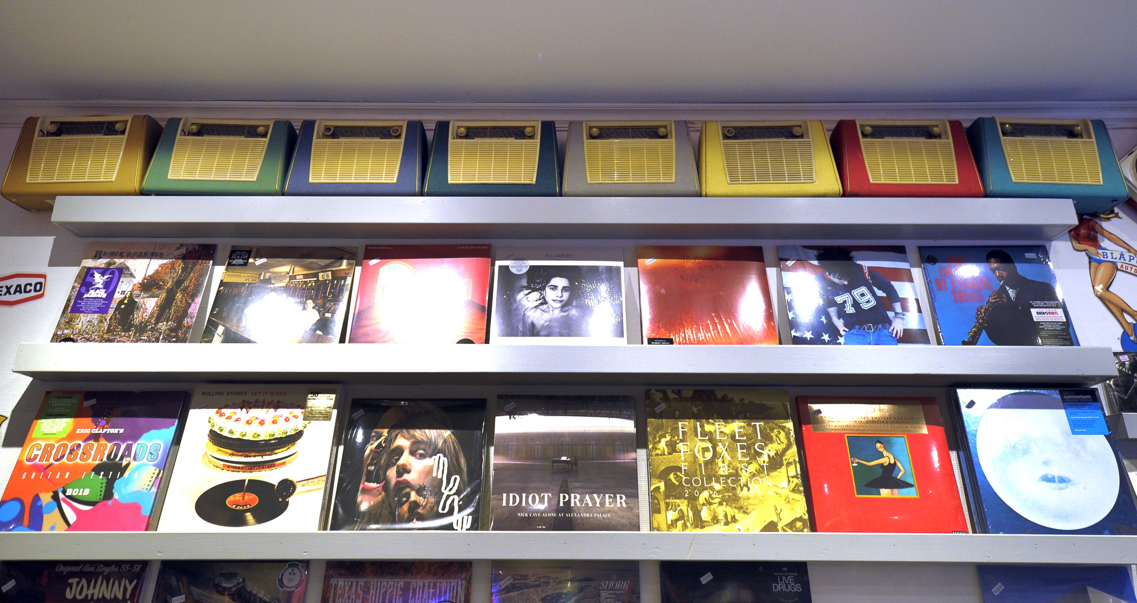 Radionostalgi. Bjørn Tore Jeppesen har endelig fått tak i den gule radioen og har dermed alle åtte fargene disse radioene ble gitt ut med.