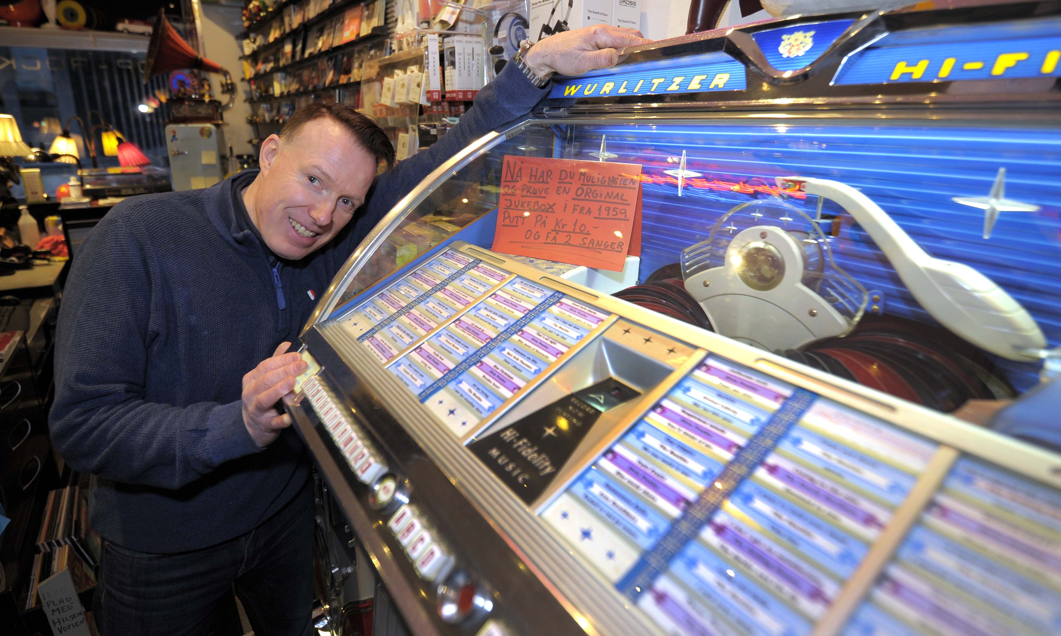 -Denne er kronen på verket. Jukeboxa sto i en låve på Vigra og er en 1959-modell. Jeg kjøpte den for 2.600 kroner i 1986. I dag er den verdt over 60.000 kroner, og den funker. Kunder som kommer inn kan putte på en tier og få høre to låter, sier han.