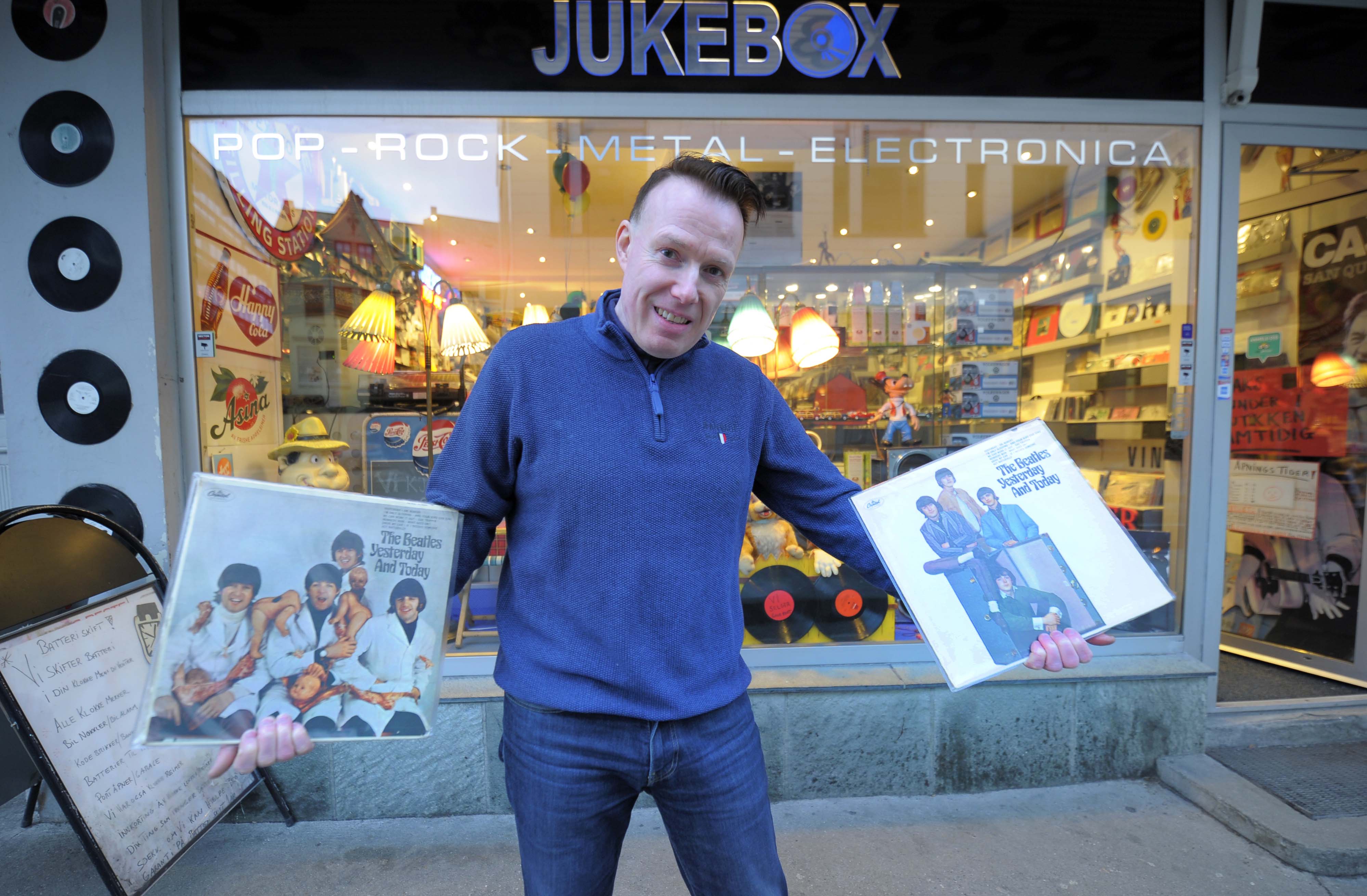 Yesterday and Today fra The Beatles skapte furore aldeles. I coveret til venstr ble dukker som foretiller døde barn brukt, sammen medkjøttstykker. Det gikk ikke bra. Dermed måtte skoleklasser leies inn til å klebe nytt cover på alle platene, slik du ser til høyre. Bjørn Tore Jeppesen har begge utgivelsene, og de er ikke verdt småpenger.