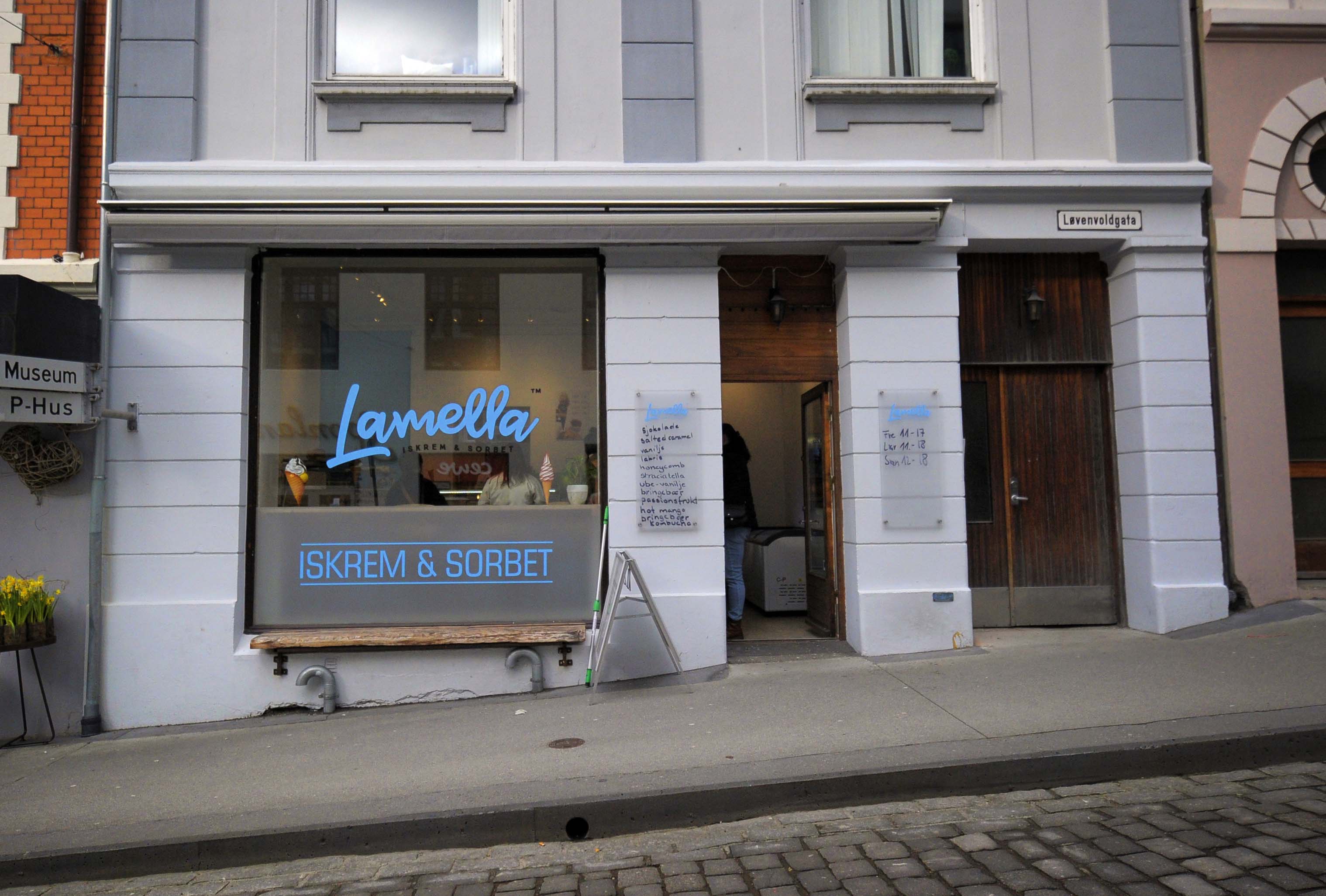 Dirk angrer ikke på at han åpnet iskrembaren sin i Løvenvoldgata, Lamella Iskrem & Sorbet, en liten oase for alle som vil ha noen minutter med nye smaksopplevelser.