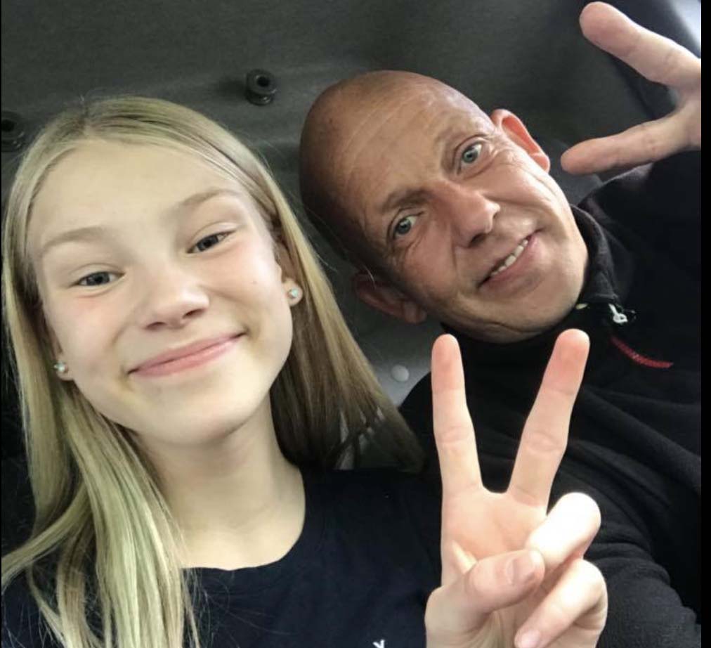 Aurora (15) sammen med pappa Kenneth Remme "Tito Magic"