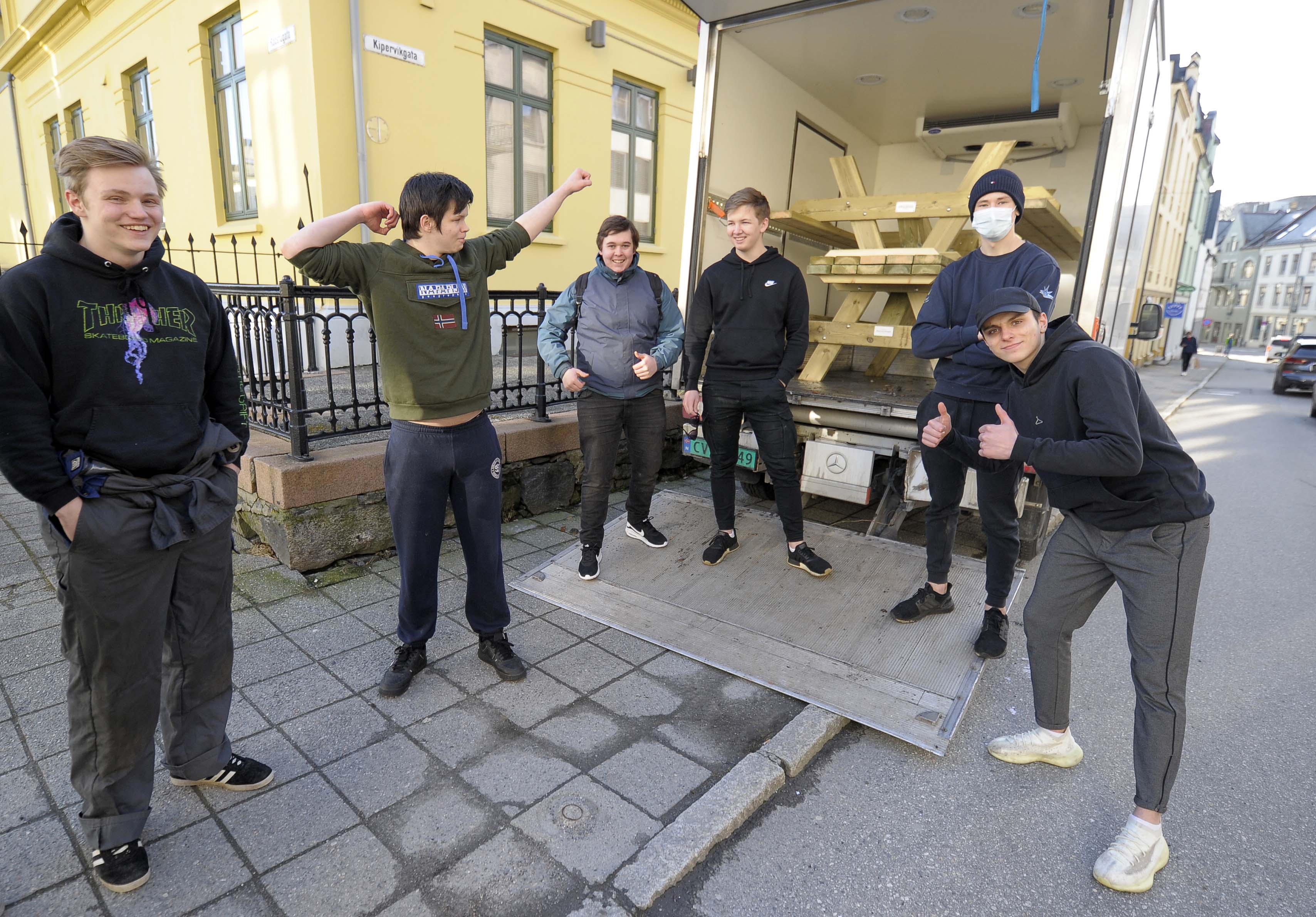 Bålgjengen møtte mannsterke opp for dugnaden.