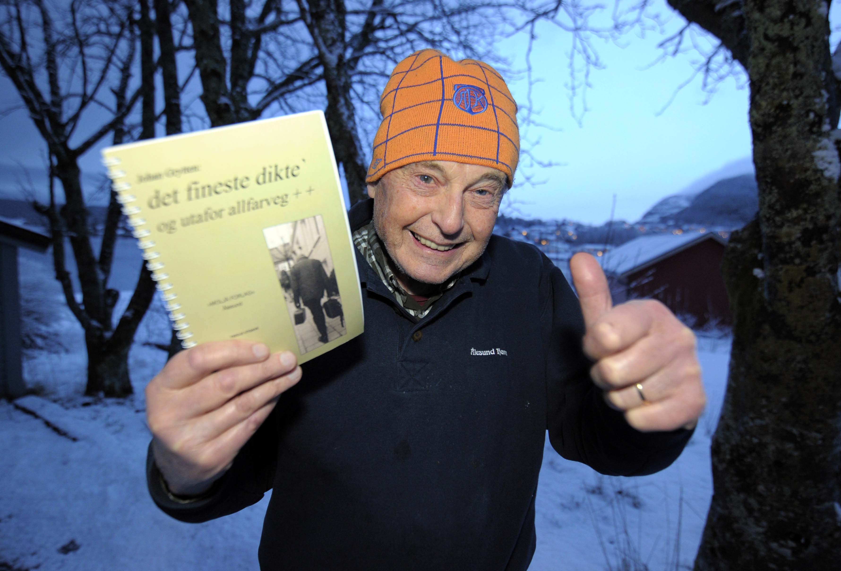 Johan Grytten i blåtimen i Olsvika, med si nye diktbok, den sjuende i rekken.