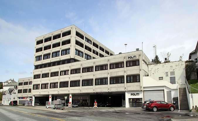 Kommende mandag åpner politiet dørene for publikum igjen. Her fra politihuset i Ålesund.