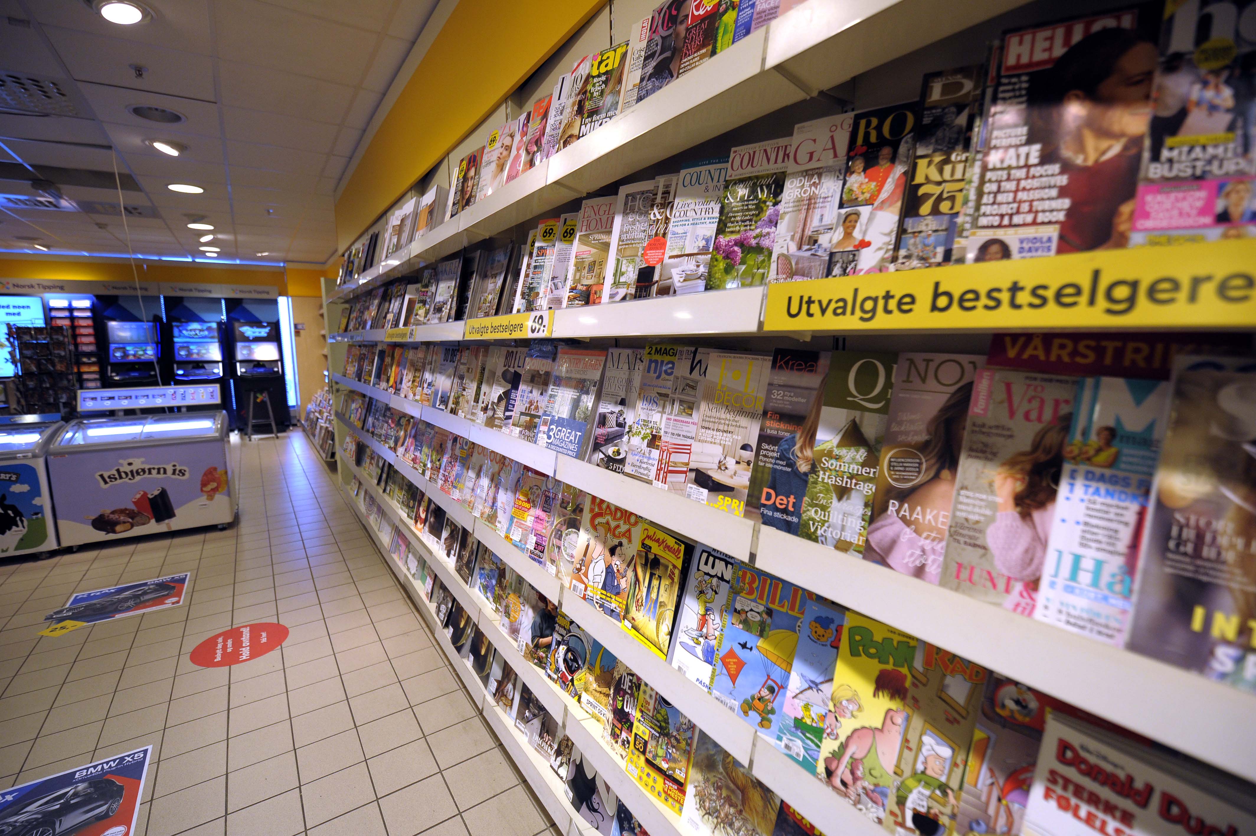 Folk vil ha lesestoff, og hos Geir i Narvesen i Kremmergaarden kan en finne mange meter med hyller, full av blader og bøker.