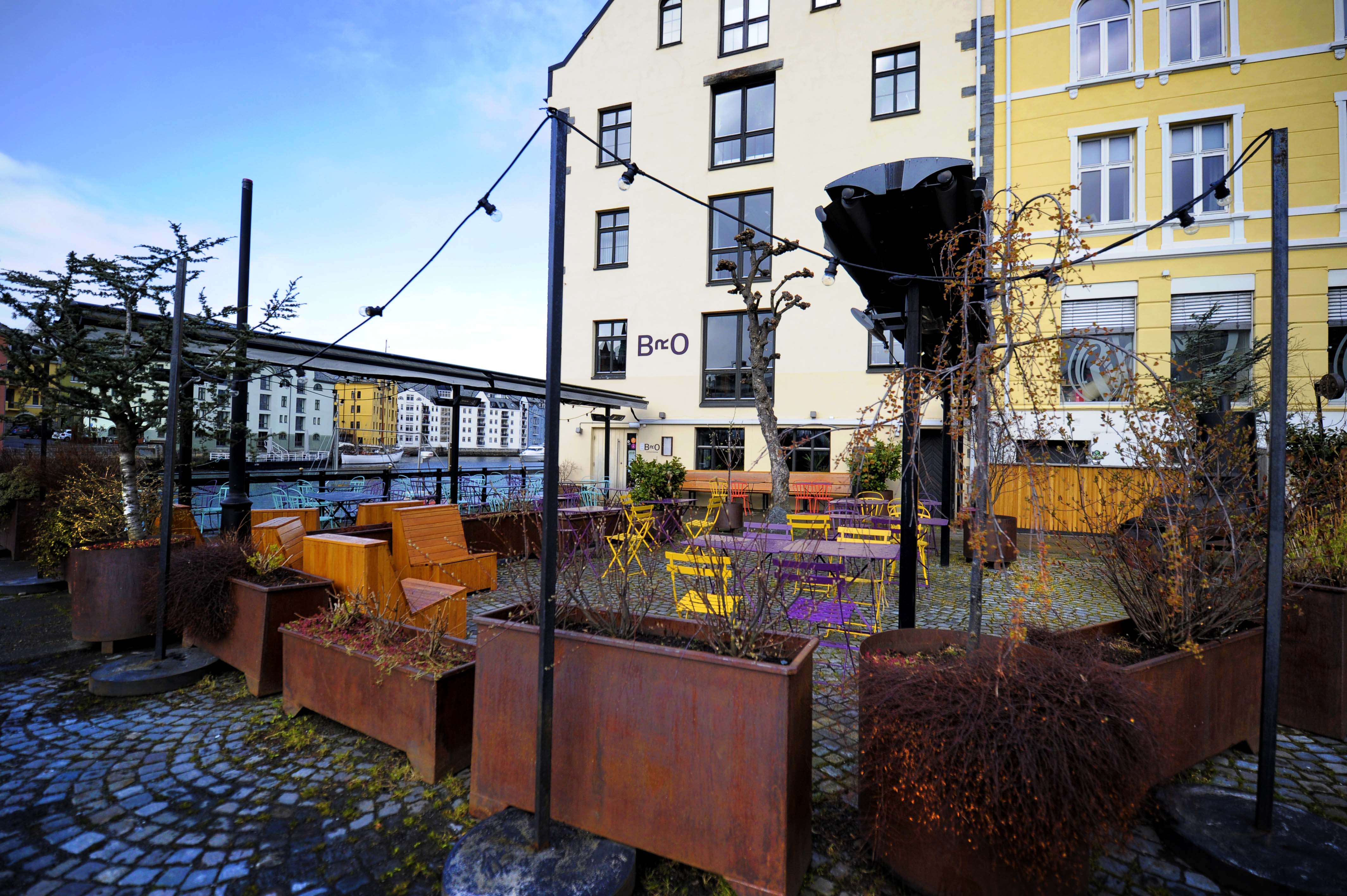 Uterestauranten til Bro er tom akkurat nå. Men med sol, varme og sommer fylles den populære restauranten seg fort opp med gjester.
