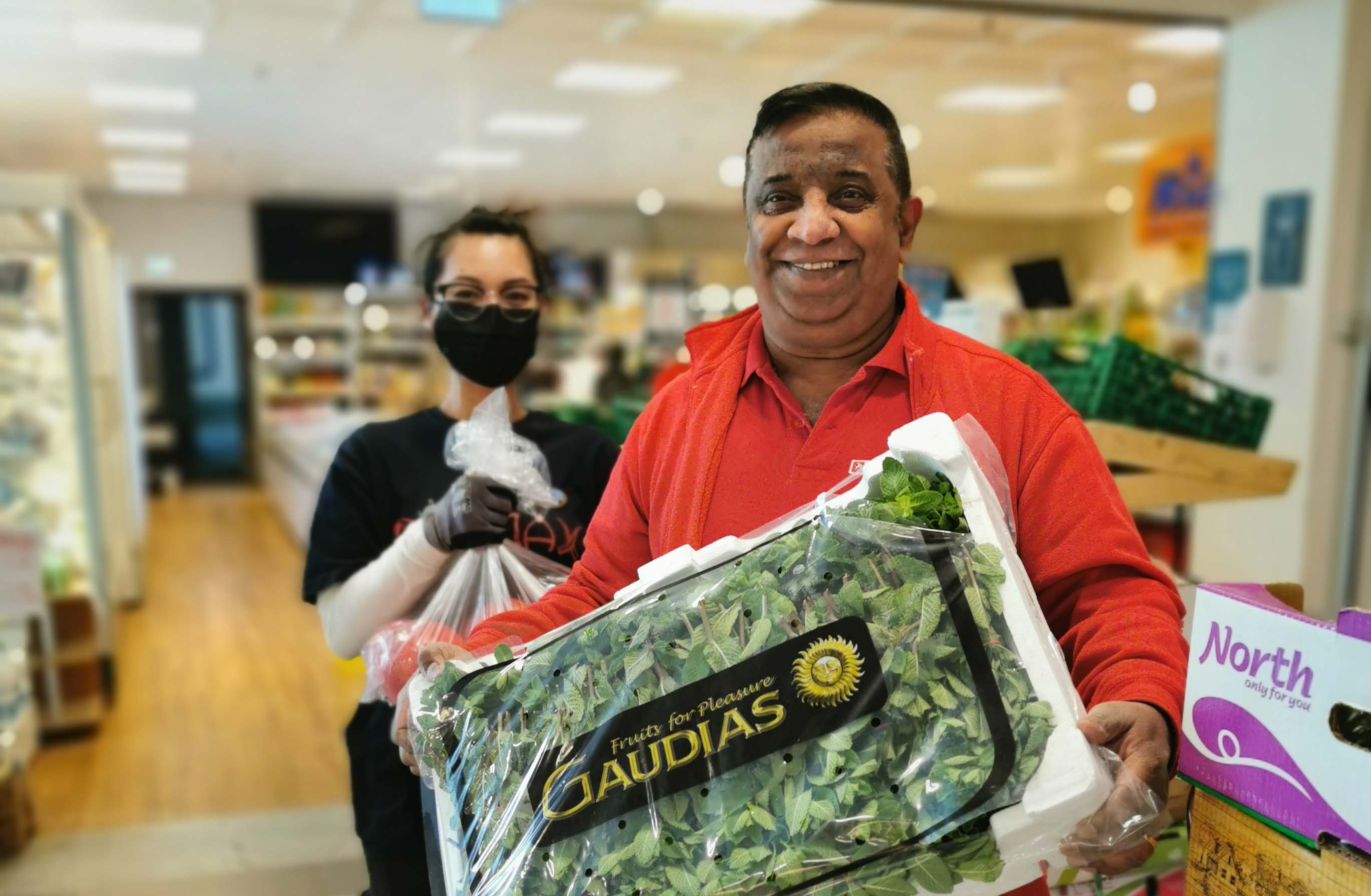 Hver tirsdag får Yogendran Pathmanathan ferske grønnsaker og frukt til Padmax. Det skal nå hele Sunnmøre få nyte godt av.