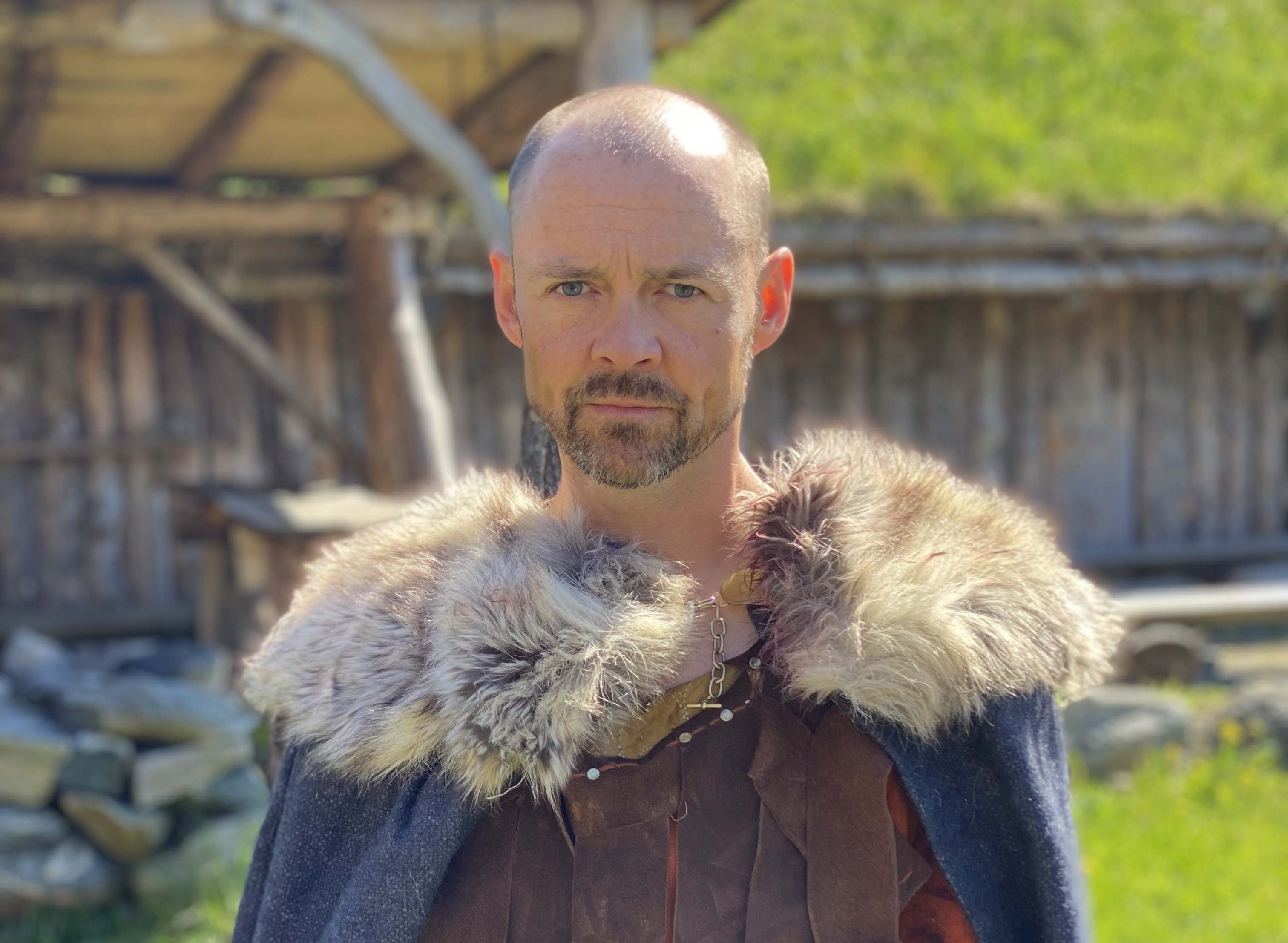 Rune Sæther har gått fra å være supporterleder i "Heimebane" til rolla som Kalv Arneson, mannen som gikk i strid mot egne brødre.