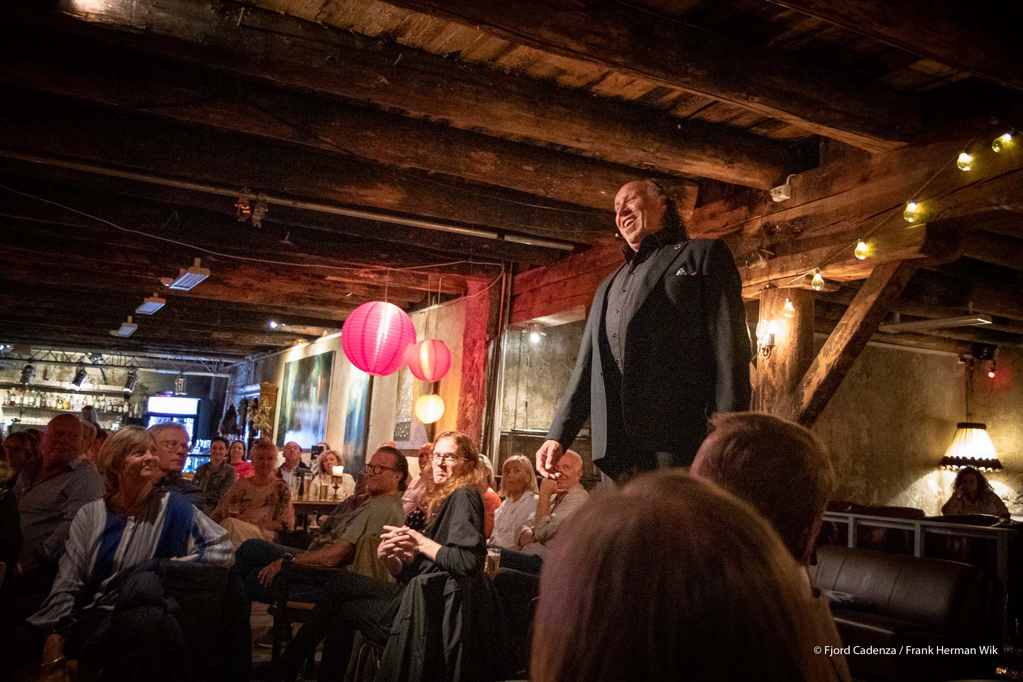 Distansert forhold til opera? Da bør du vurdere å bli med på operapub på Teaterfabrikken eller Nerskøyløa på Skodje. En opplevelse du sent vil glemme. Her med Magne Fremmerlid på Teaterfabrikken i fjor.