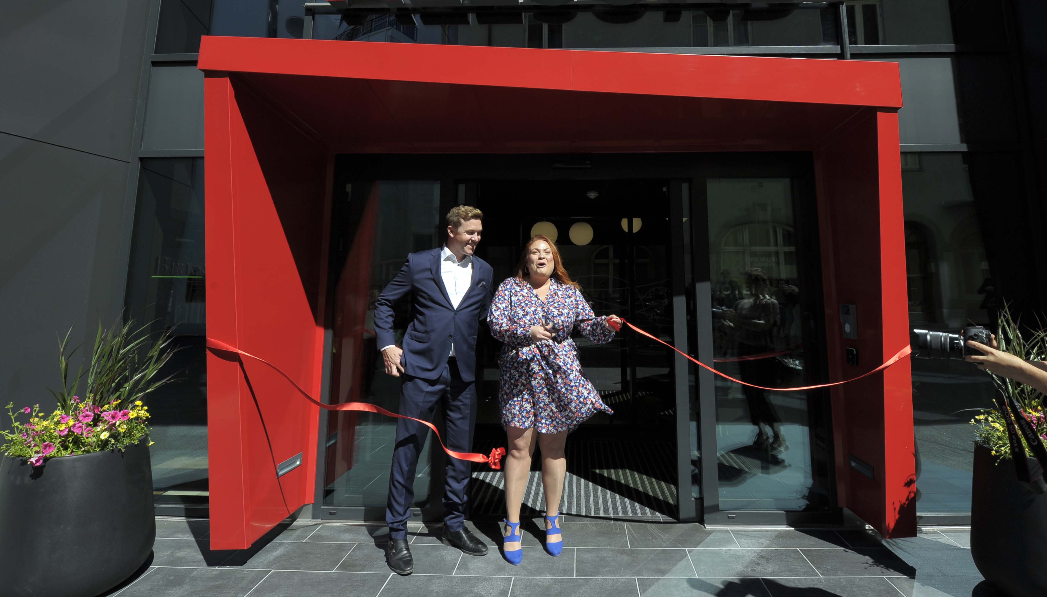 Regiondirektør i Thon Hotels, Arne Marius Berg bisto en lykkelig hotelldirektør Silje Viken Skarlund, som endelig kunne klippe snoren og slippe gjestene inn til et flunkende nytt Thon Hotel Ålesund.