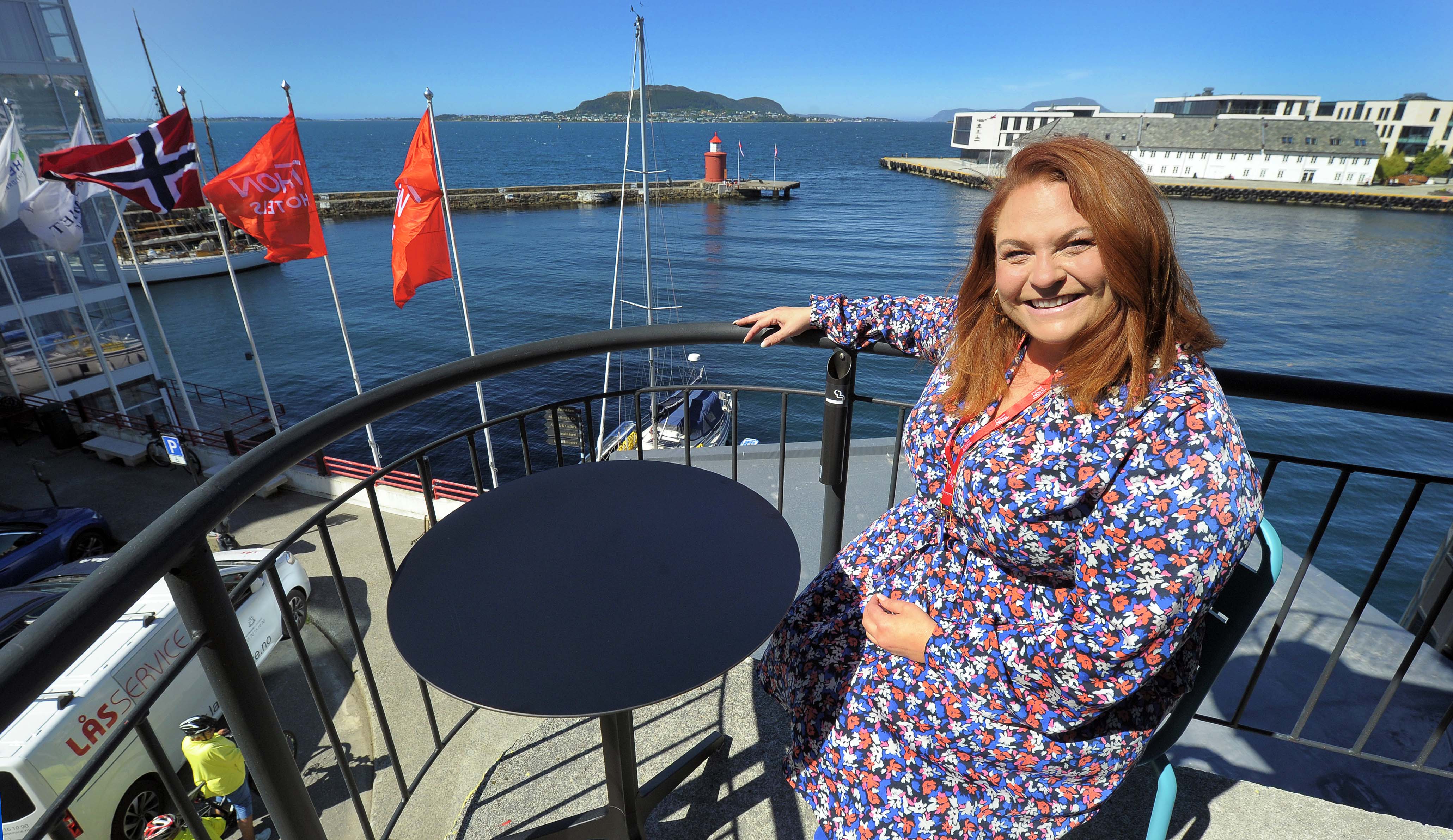 -Tenk å vokne til denne utsikten, og bare sette seg på verandaen og nyte, sier Silje Viken Skarlund.