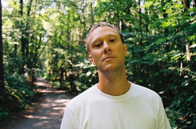 Andreas Humlekjær er skuespilleren som ville bli heltids musiker. Torsdag er han på plass på Teaterfabrikken.