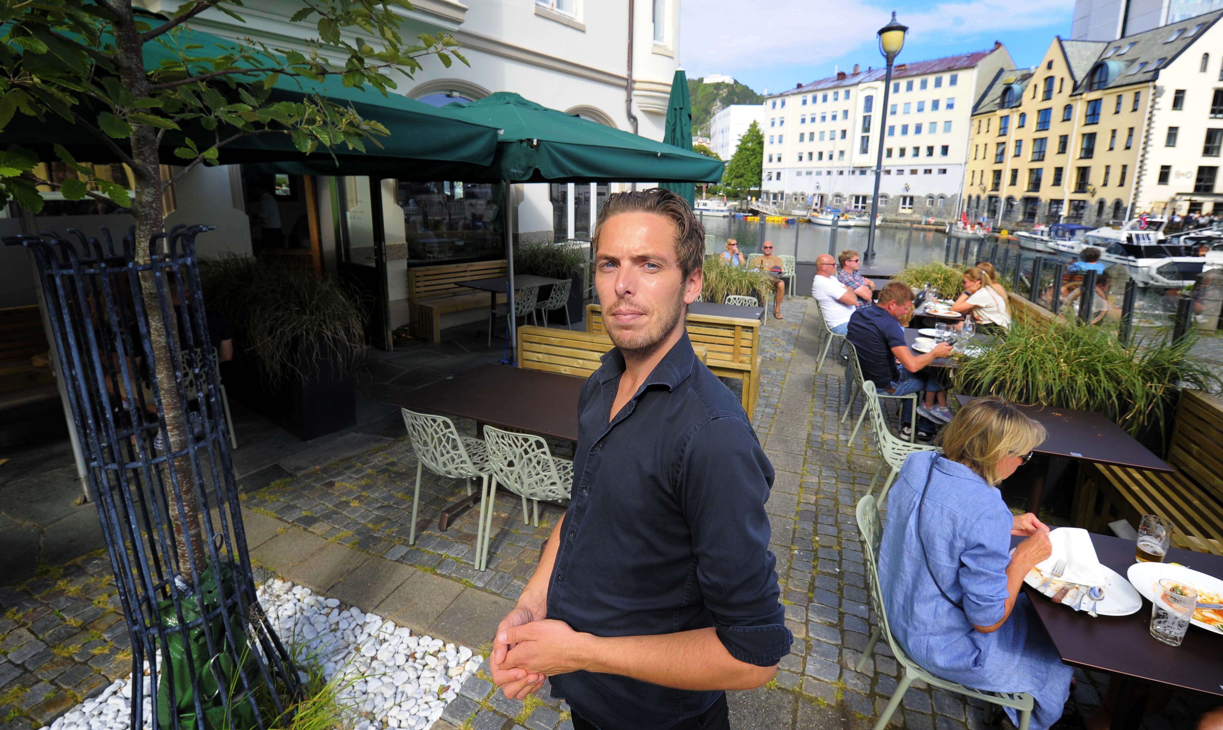 Hovmester Peter H. Roald hos Anno har til og med fått brukt engelsken sin på jobb, for selv om det er stor overvekt av nordmenn som besøker restauranten på Apotekertorget, så er det i år også utenlandske besøkende.