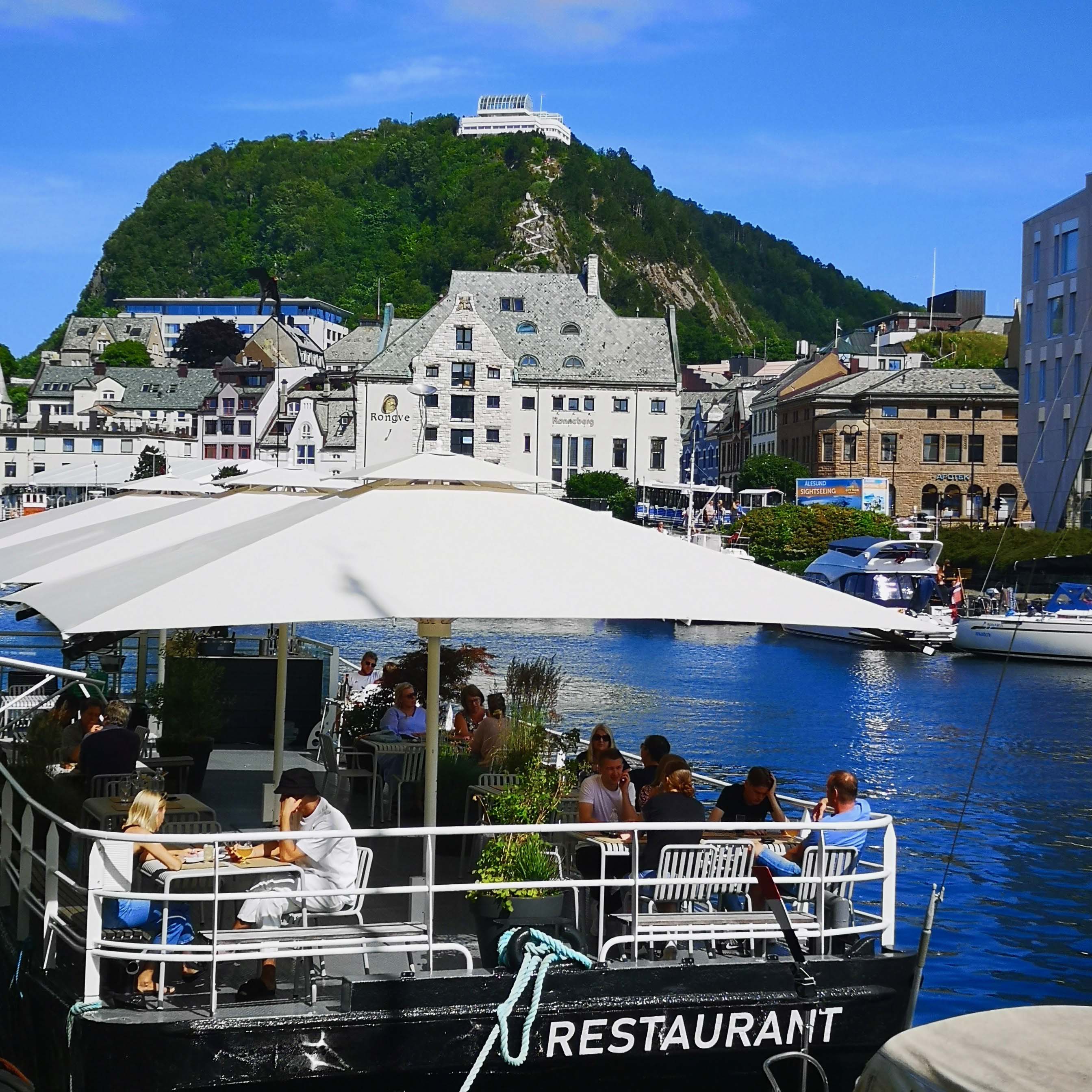 Sommerværet gir stor pågang byens uteserveringer.