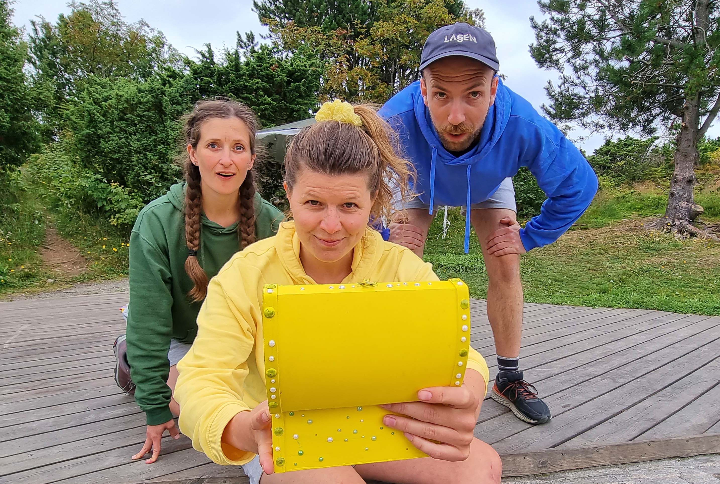 Line Starheimsæter (t.v.), har regi, sammen med skuespillerne Line Møller-Christensen og Stian Andreas Egeland Andersen. I år har de også fått med seg Kornelia Melsæter på laget.