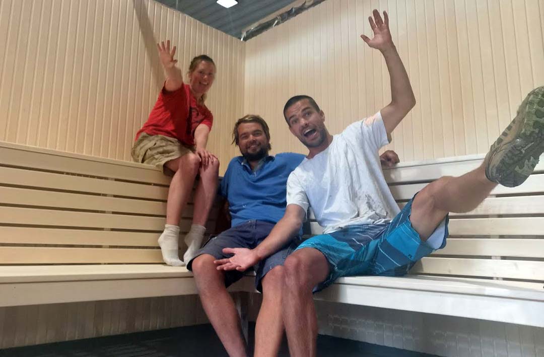 (F.v) Karoline Basberg, Mathias og Benjamin Tveten står bak det spektakulære prosjektet Svai Sauna, en varm sauna flytende i Brosundet. Og snart er den her.