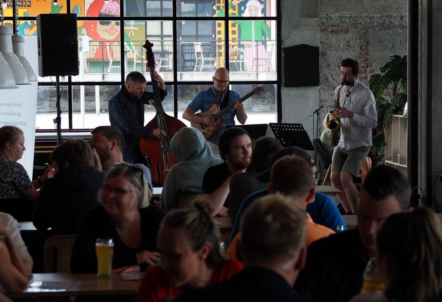 Fantastiske musikere inntar en rekke av byens spisesteder når Stiftelsen Kjell Holm markerer  "Stiftelsens dag".