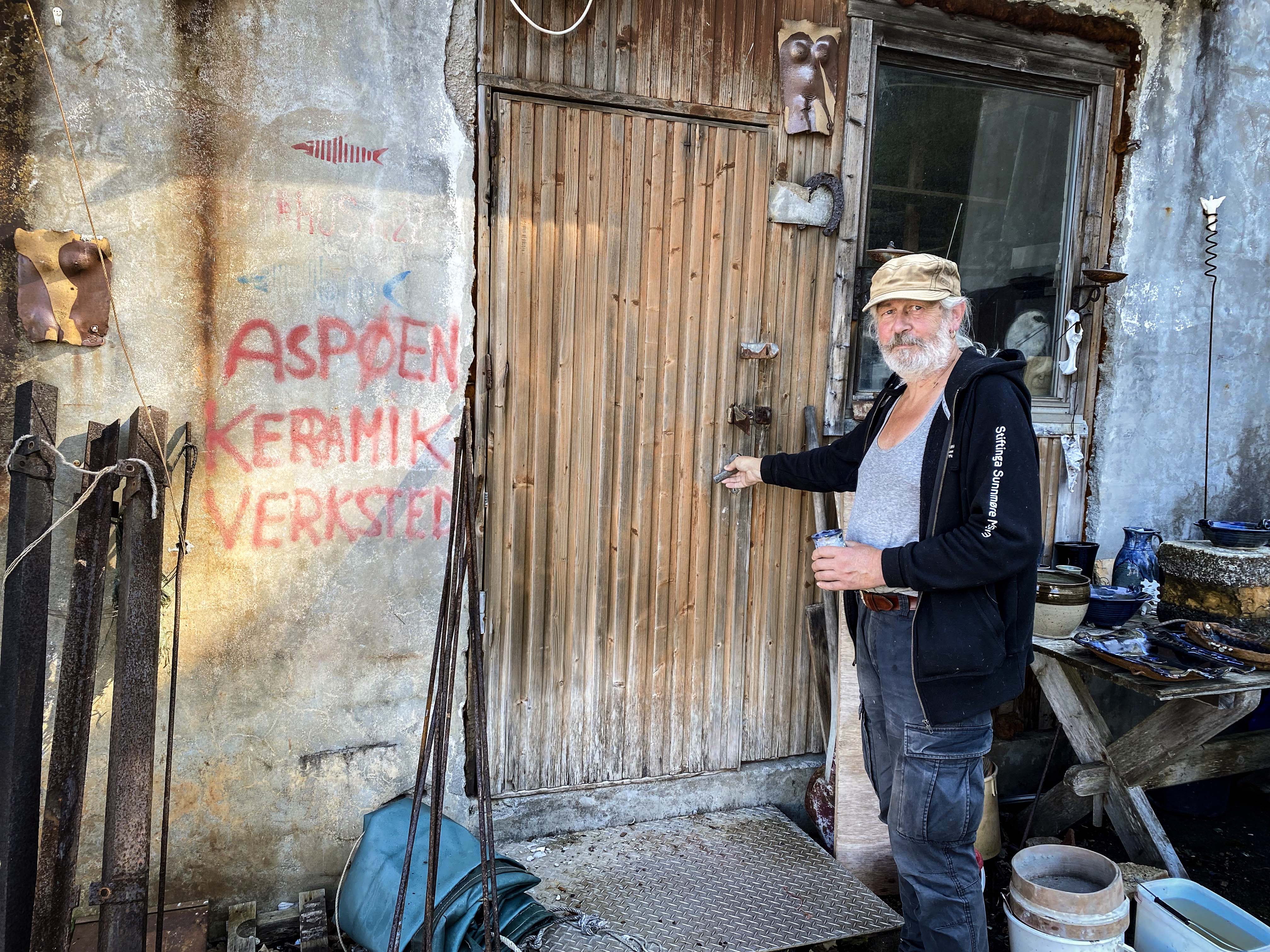 Aspøen Keramikkverksted i Molovegen er snart historie. Snart låser Arve Yndestad døra for siste gang.