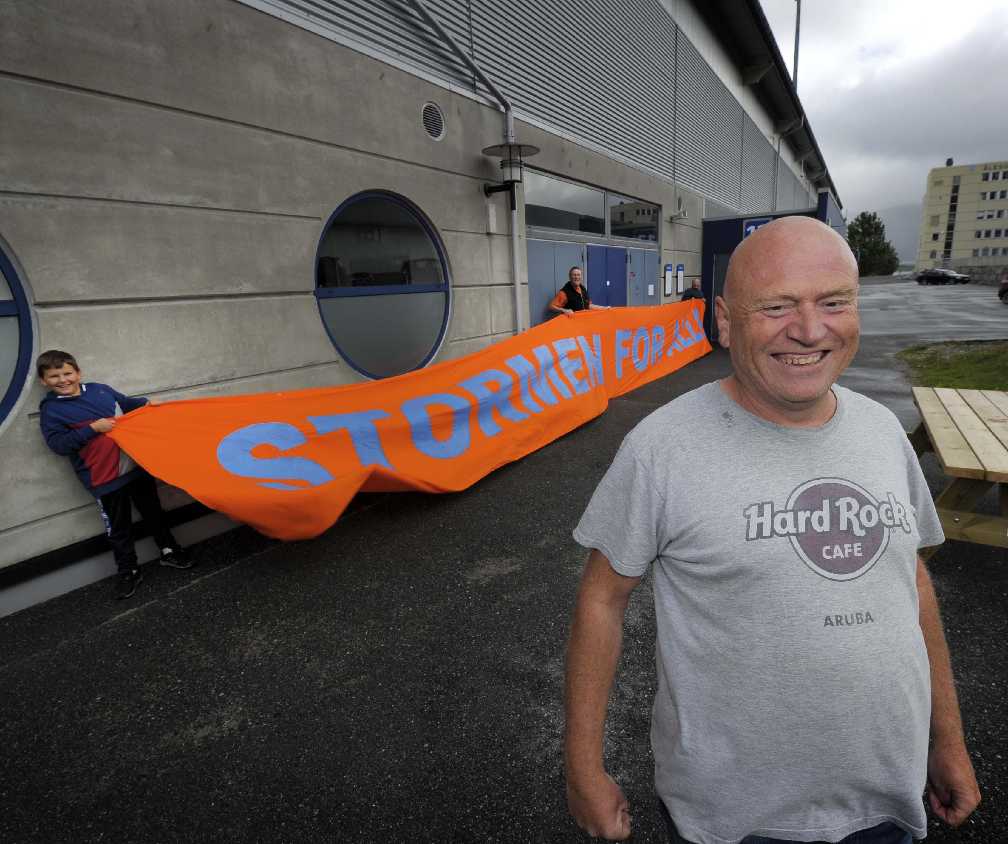 Supporterklubben Stormen har fått laget et langt banner framfor arrangementet "Stormen for alle" på lørdag. Petter Elias Stette (bak t.v), Gordon Bergh og Steffen Stette sørger for å vise fram banneret, og nå håper leder for Stormen, Sstig Nedregård at mange tar turen til all moroa som skal skje utenfor inngang 12 på Color Line stadion.