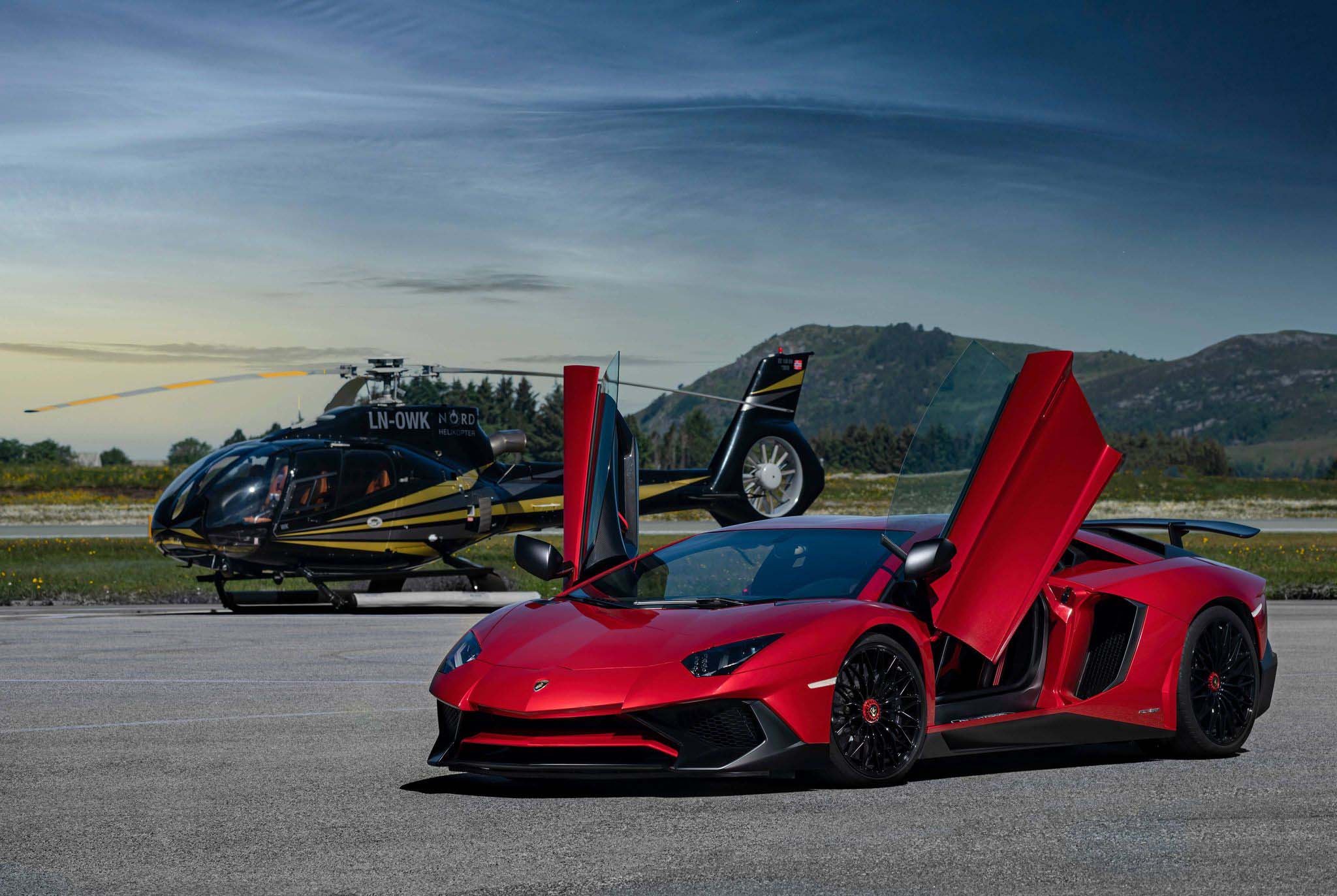 RÅLEKKER FARTSVIDUNDER: Med en Lamborghini LP750-4SV kjører du 0-100 før du får sagt Bil og motormesse i Sparebanken Møre Arena.
