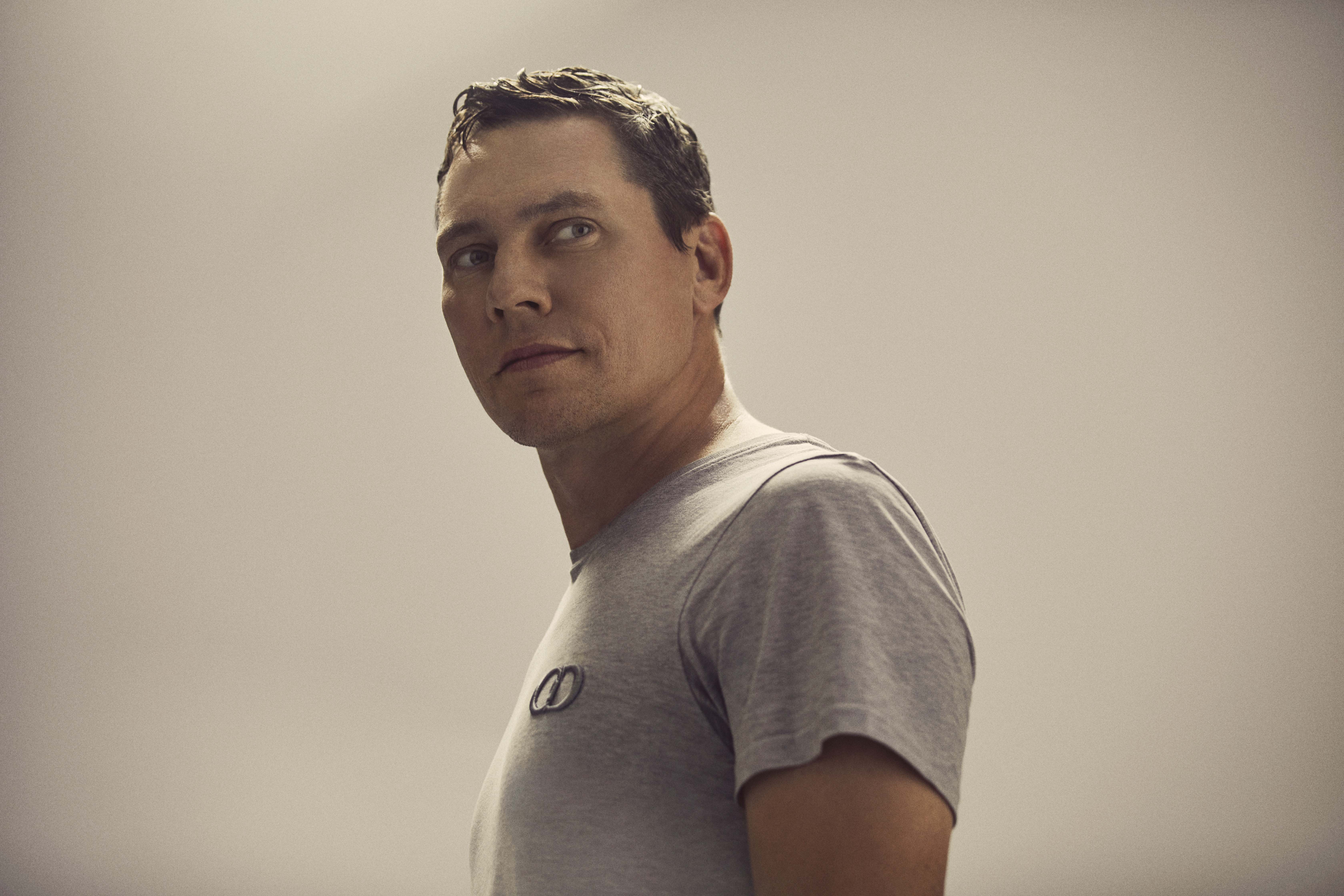 Det blir tidenes førjulsfest i Ålesund når den folkekjære superstjernen Tiësto inntar Sparebanken Møre Arena 11.desember.