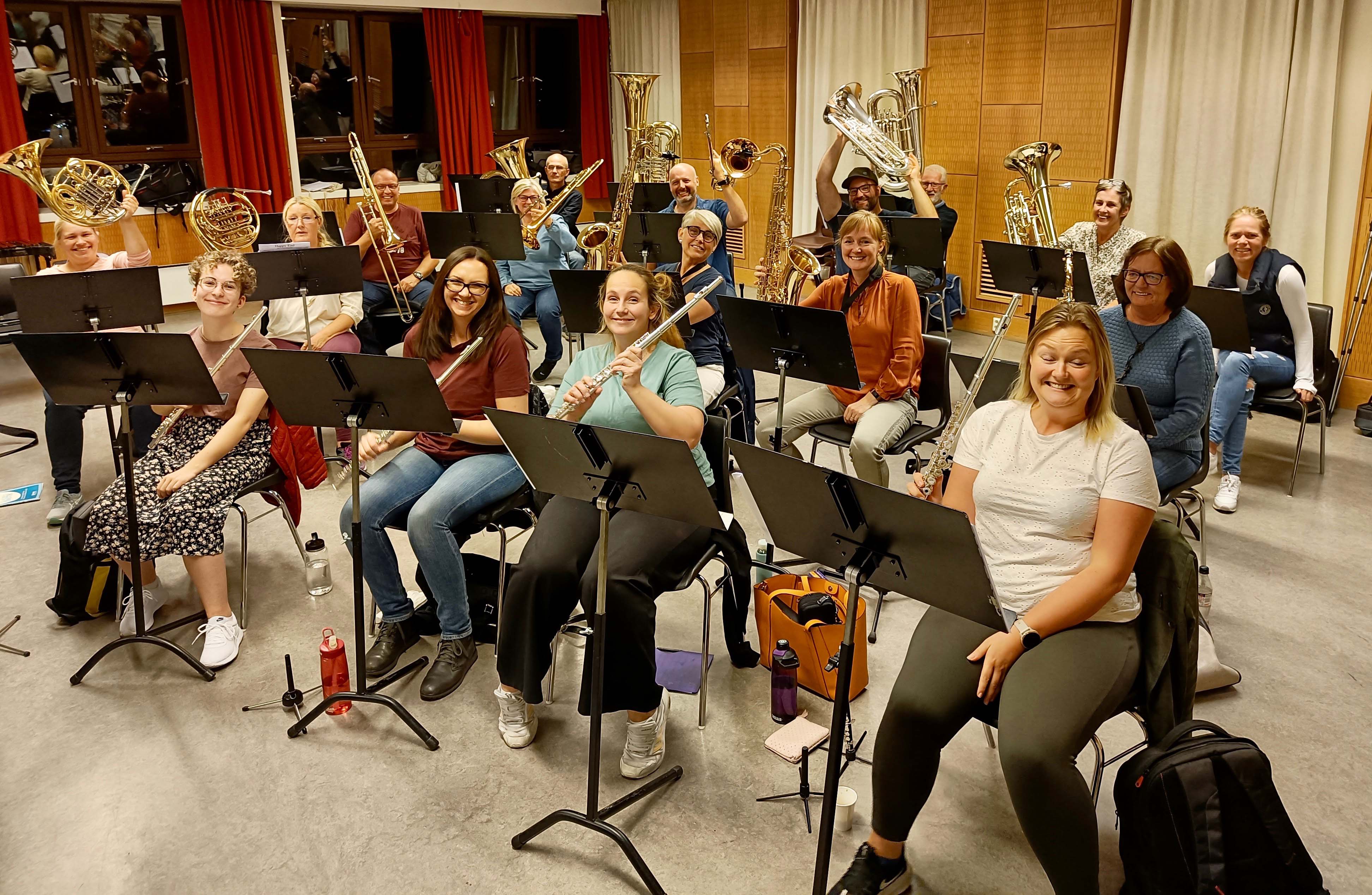 De er i full sving med øving og ser frem til konserten kommende søndag.