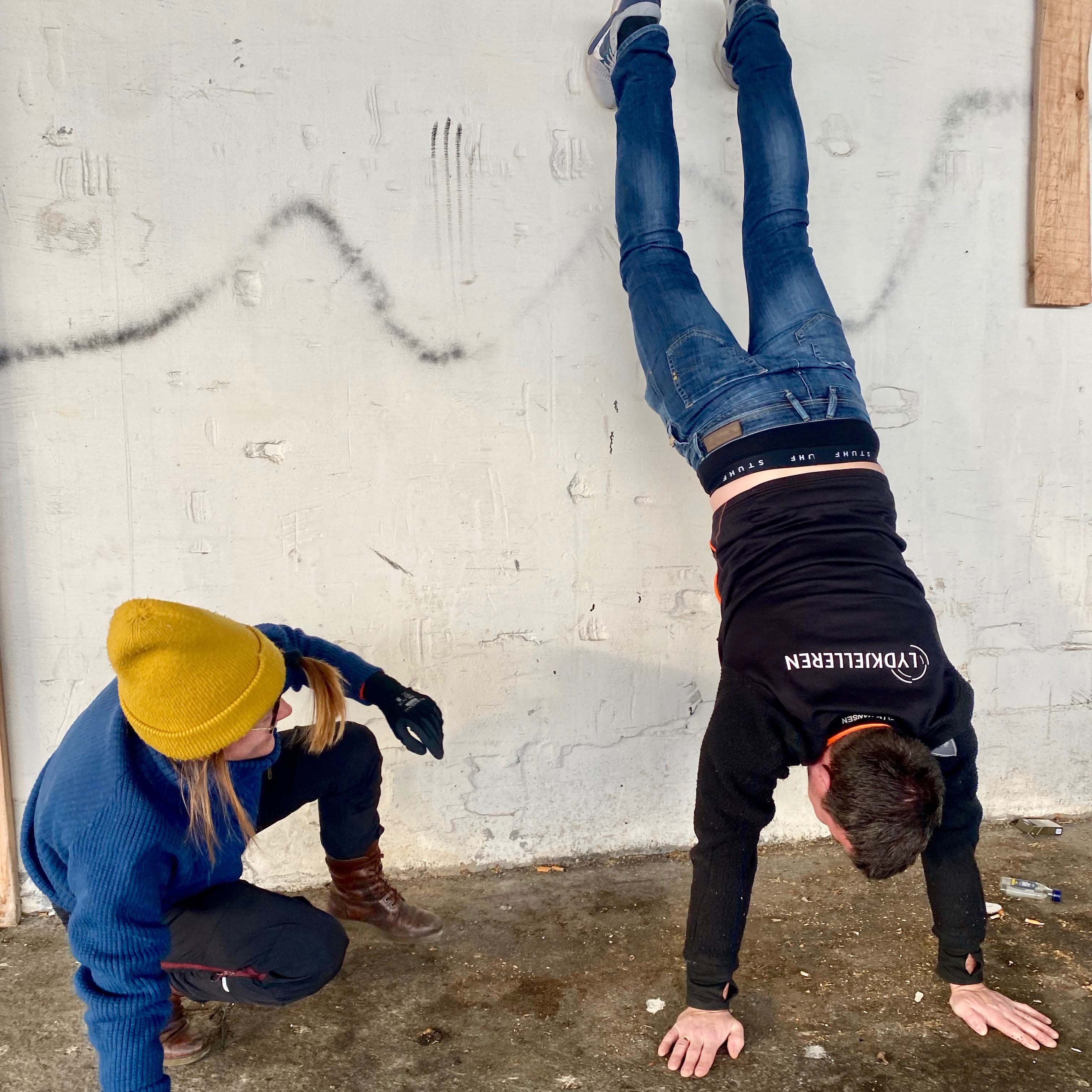 Mens man venter på strømtilgang! Lars Marius i Lydkjelleren tok utfordringen bokstavelig talt på strak arm. Bare å holde seg i bevegelse, sier Tonje. -Det er bra for alt!