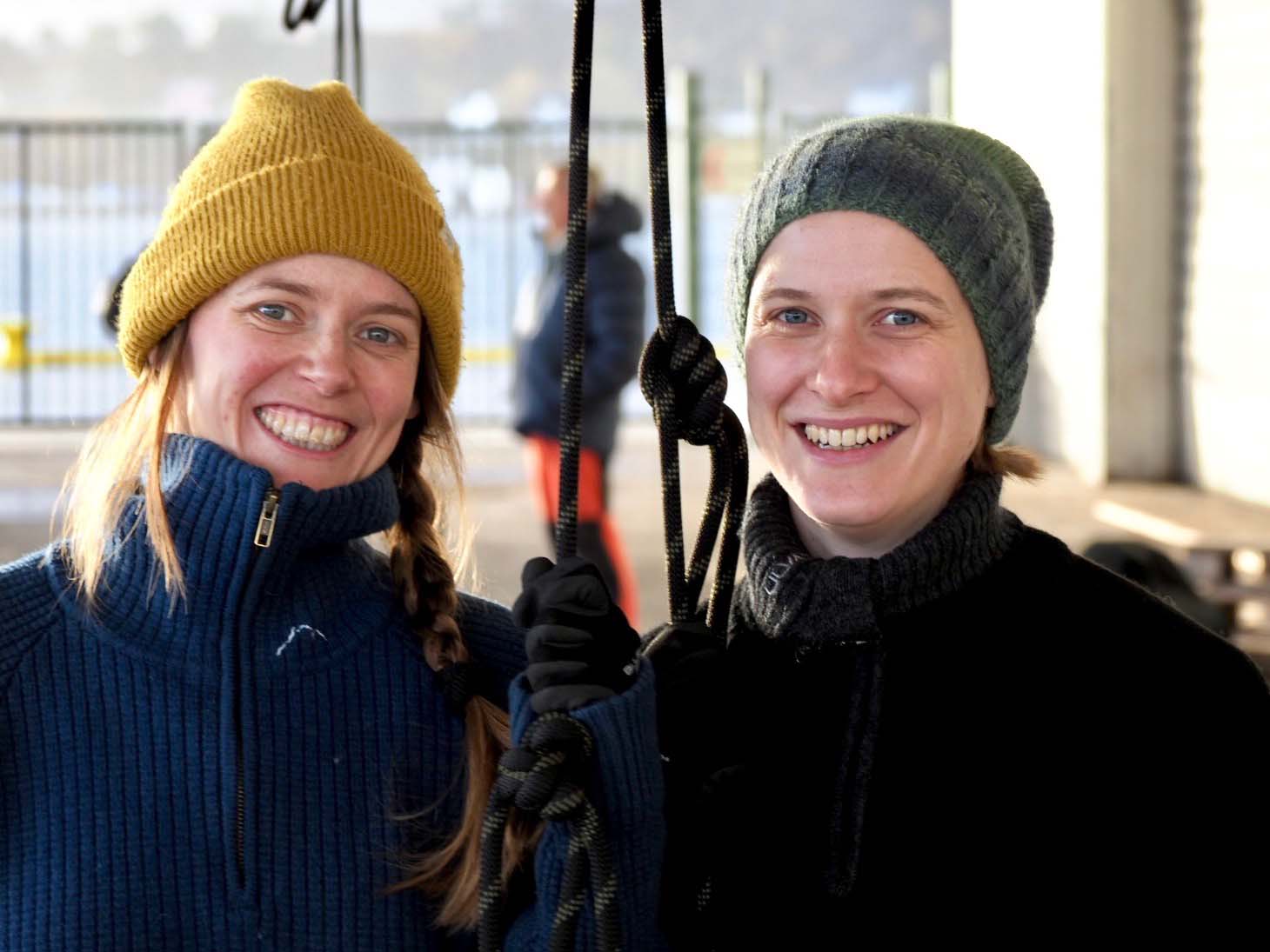 Tonje Aas Molnes og Sanna Eriksson Ryg er begge frilansdansere. Nå inviterer de til en forestilling helt utenom det vanlige utendørs i Ålesund sentrum.