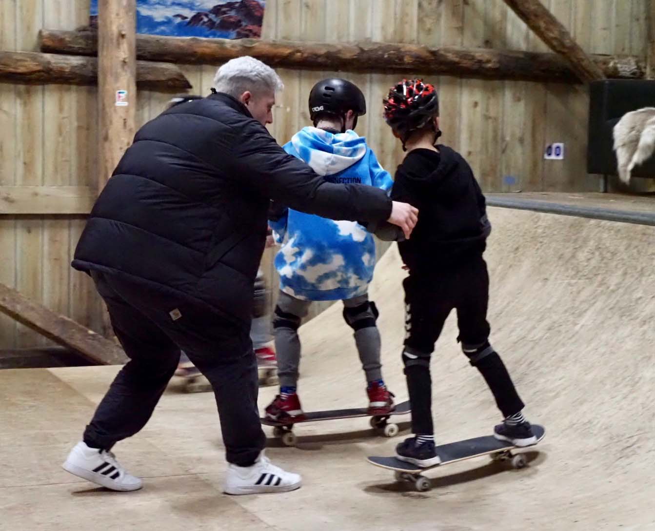 Kursdeltakerne får kyndig hjelp til å prøve nye ting.