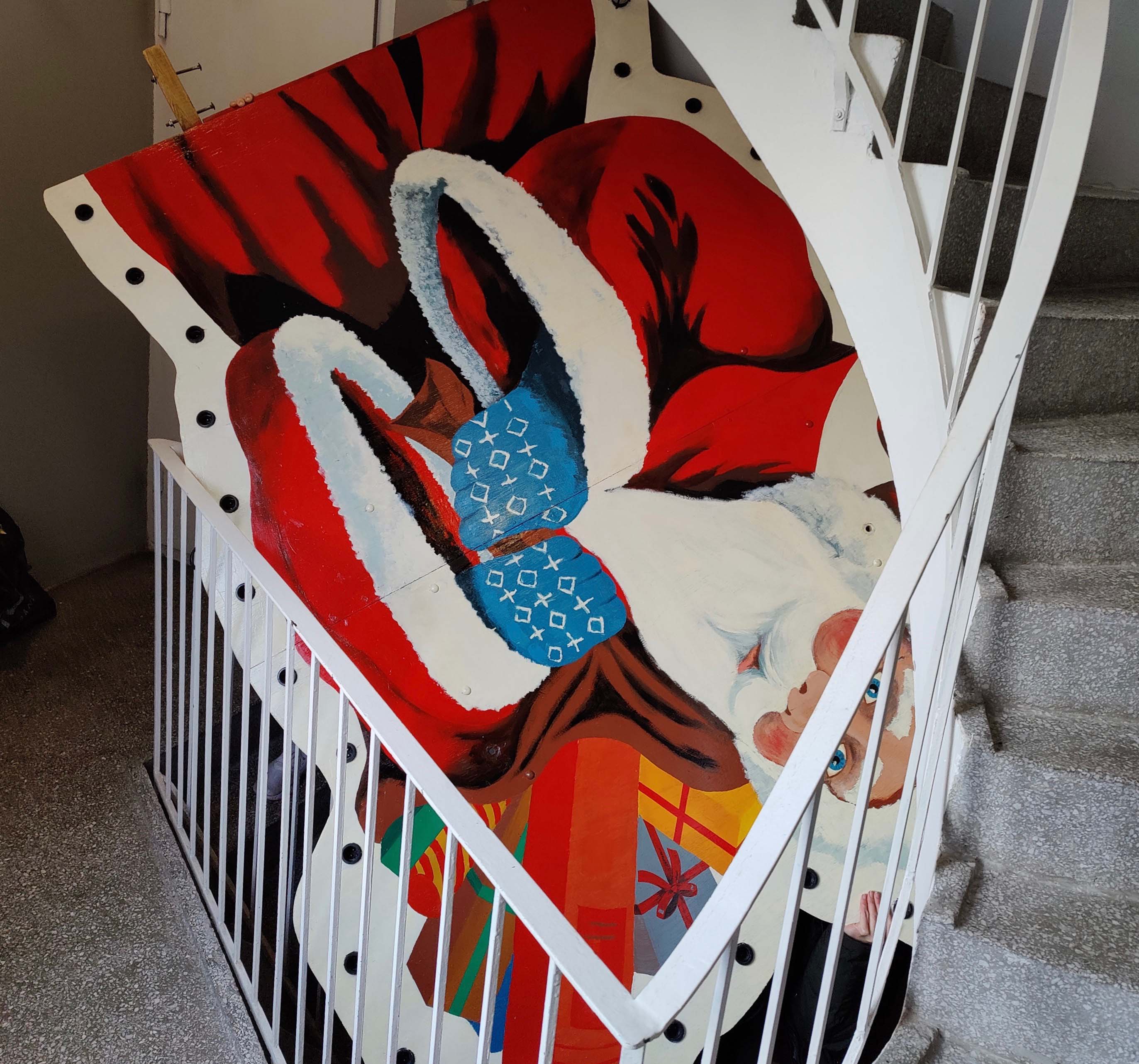 Den store julenissen som er i to deler før den monteres, skal nå opp på fasaden hos Sparebank 1 SMN til jul.