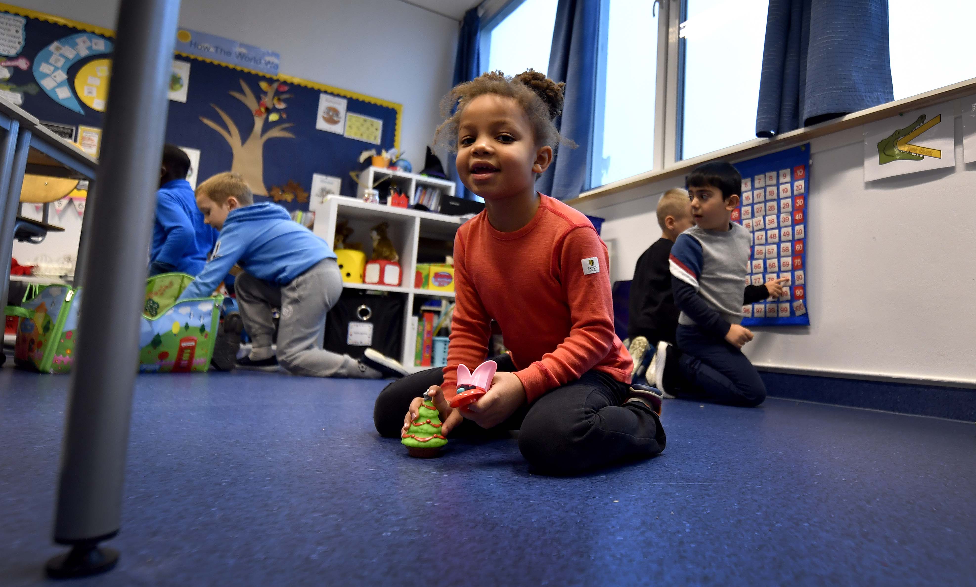 Azania Eileen har funnet leker hun vil vise fram.