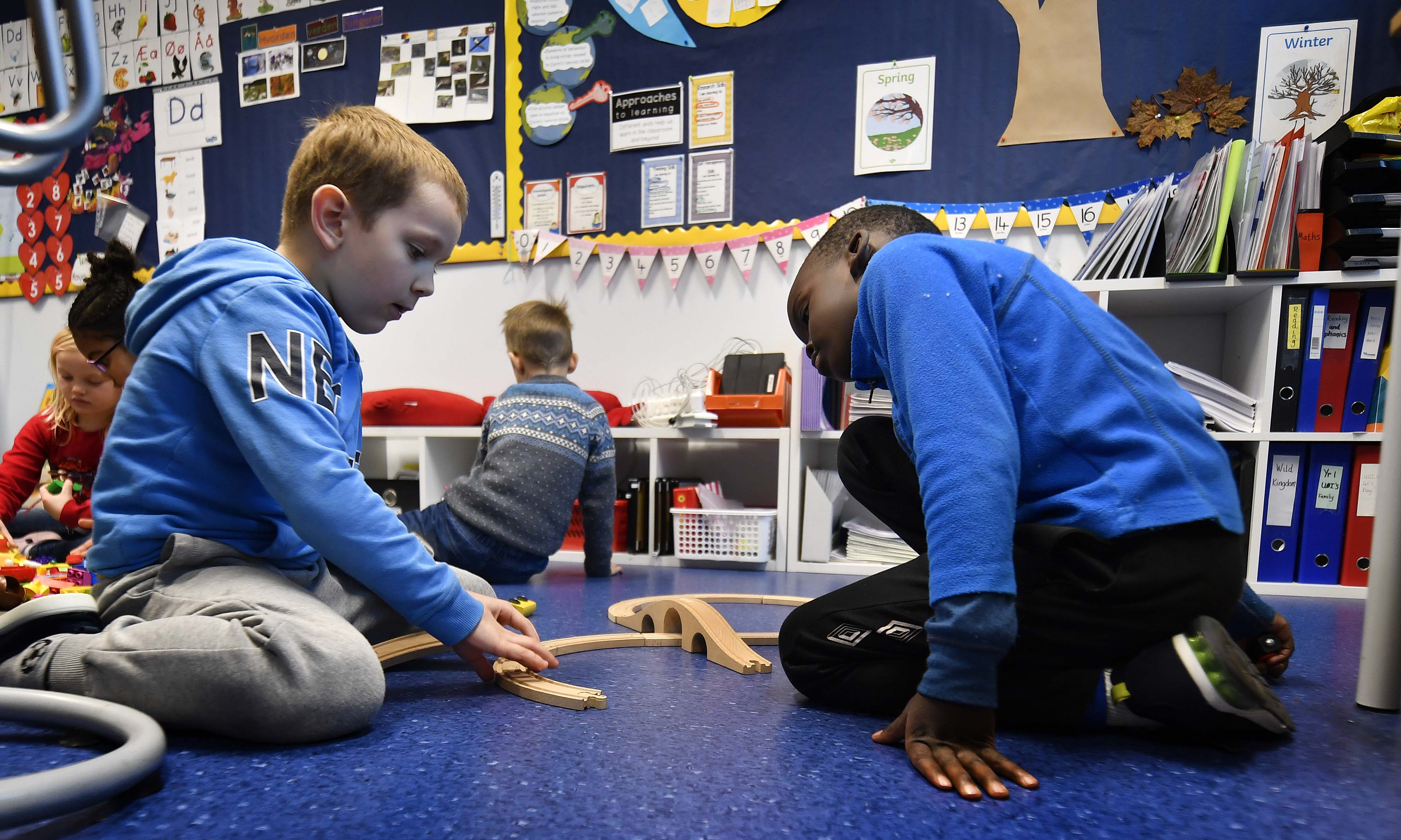 Å lage jernbanespor synes Cezary og Swaka er moro.