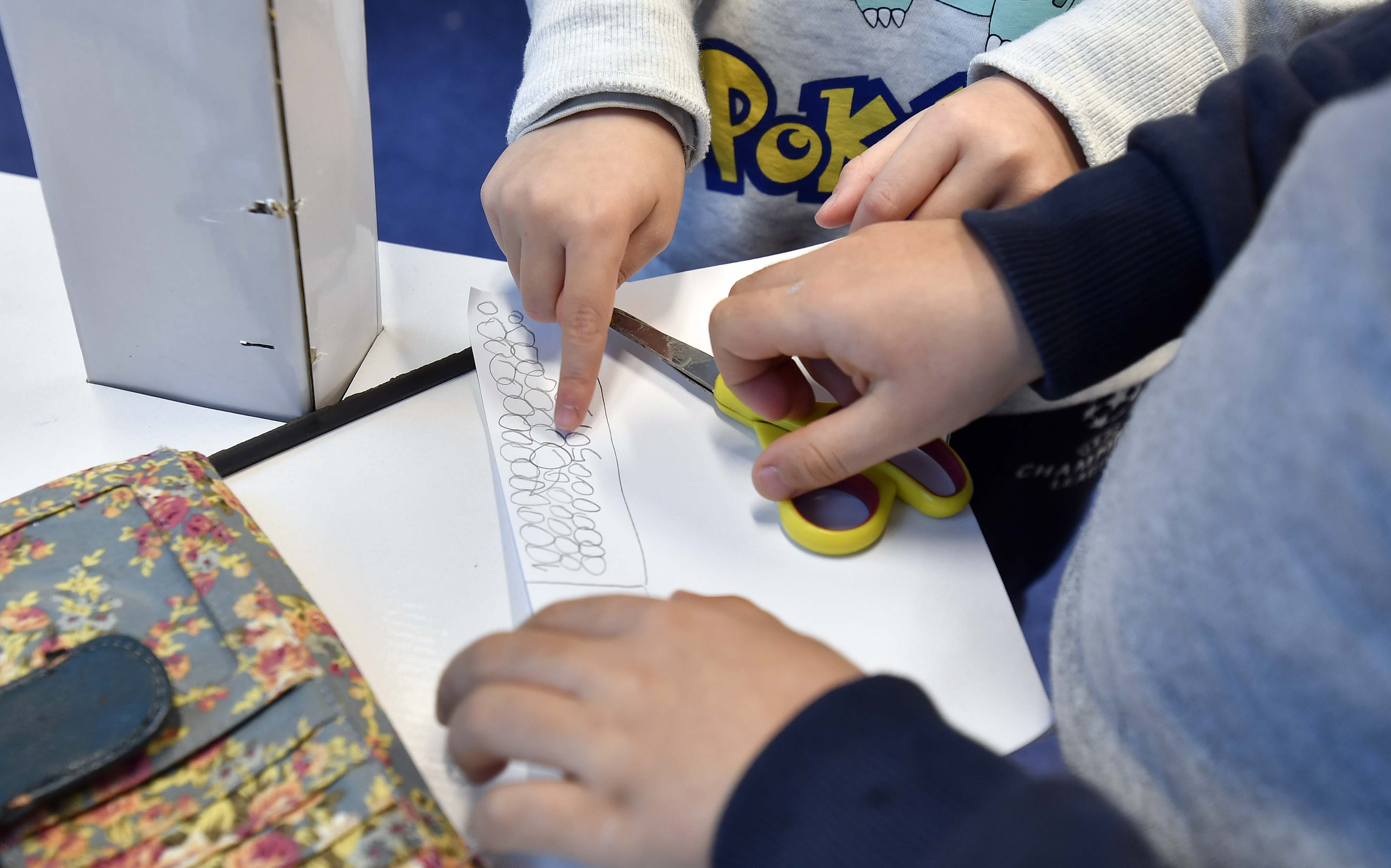 Thor har laget penger. Nå skal de bare klippes opp slik at de kan brukes i kiosken.