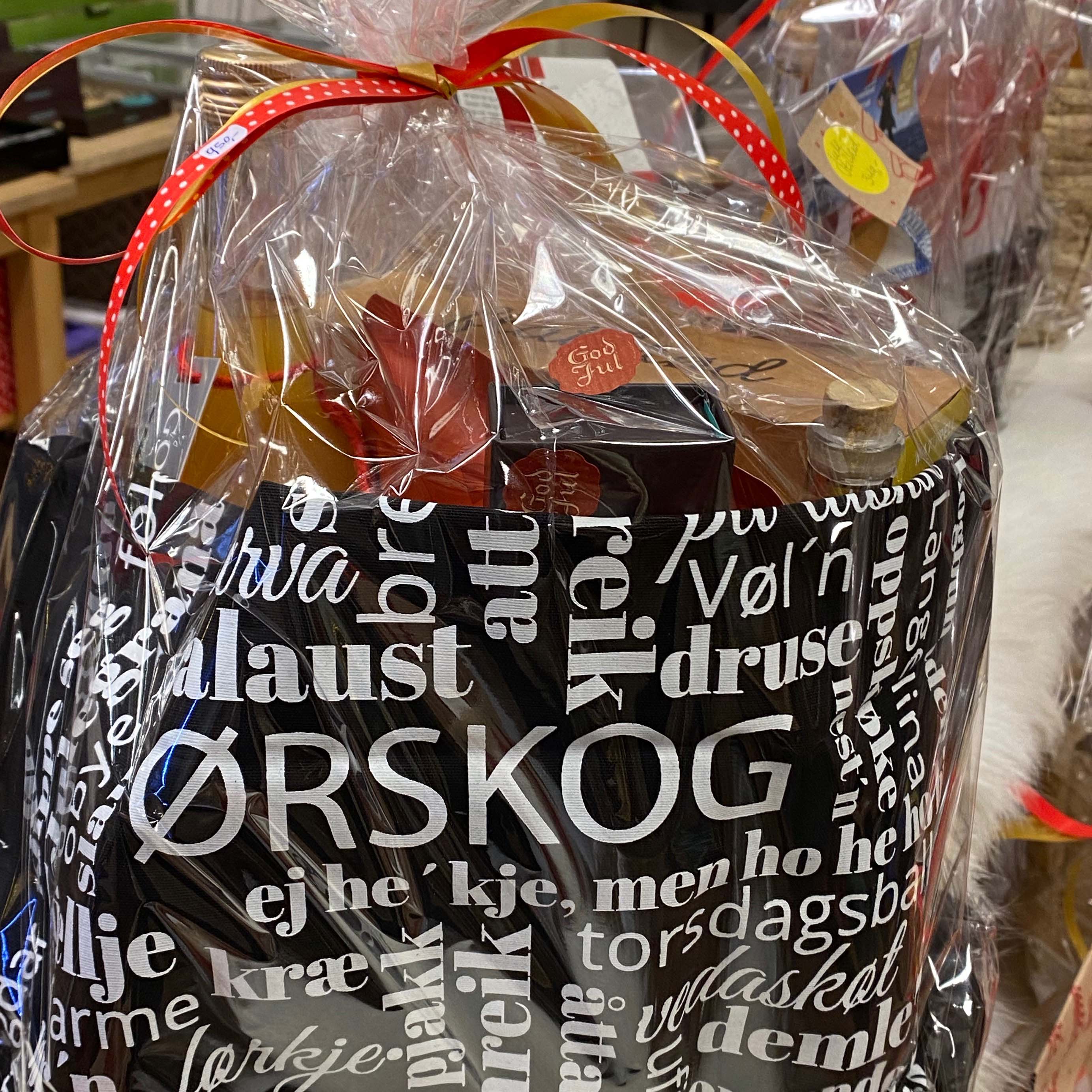 Lokalmat fra småskalaprodusenter slår an hos kundene som trekker til "Stolt Mat" på Sjøholt.