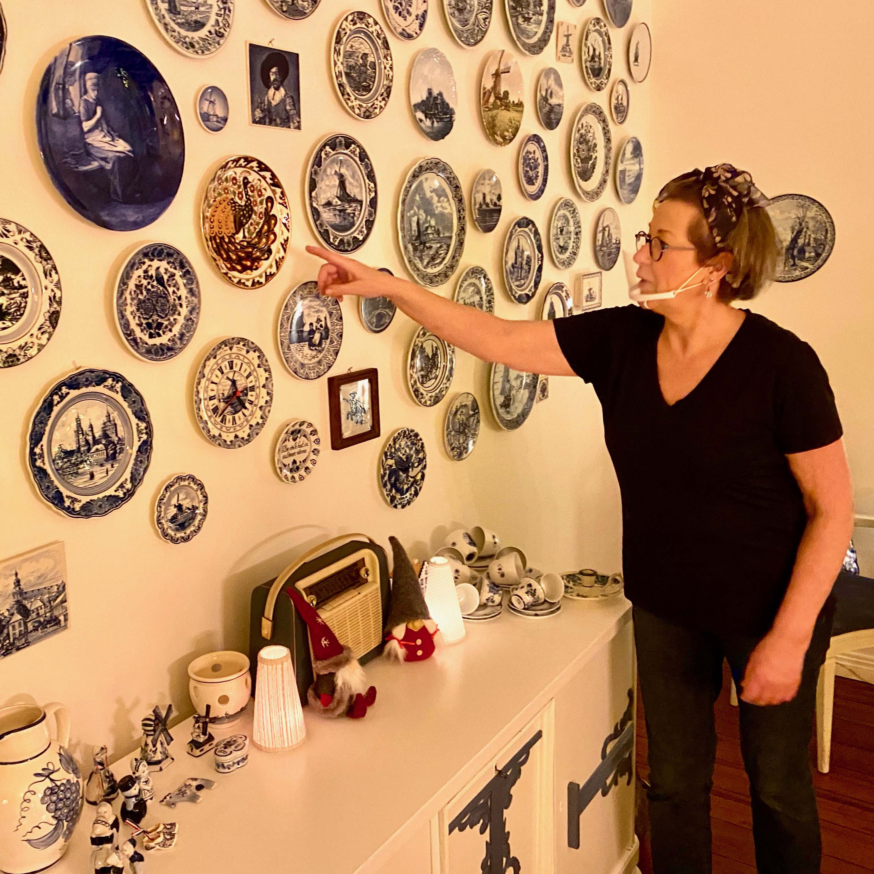 -Dette r fat fra Nederland. Alle utenom ett, som har motivet av en påfugl. Som i logoen vår, forteller hun om veggpynten i det som kalles "Det nederlandske rommet".