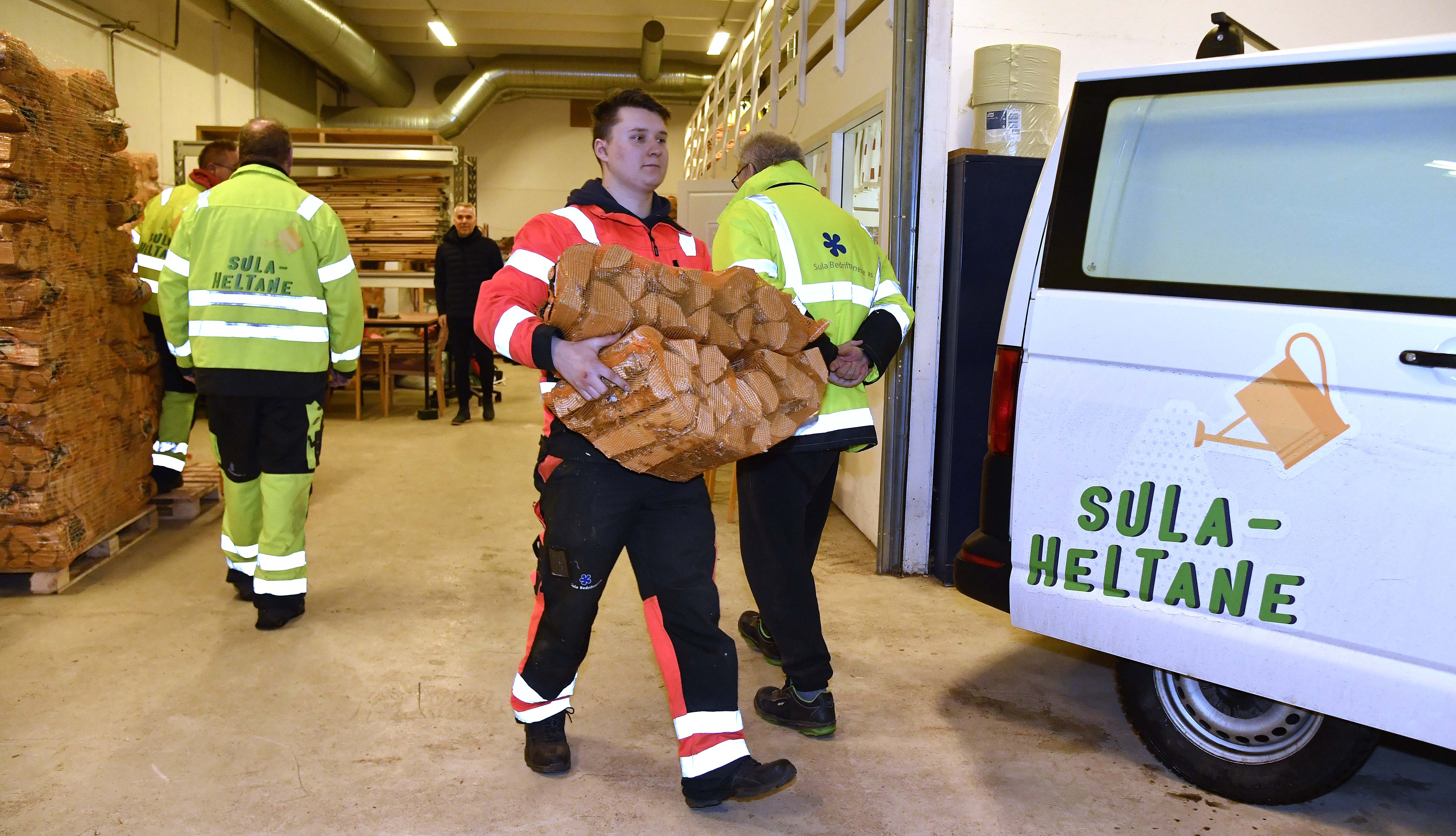 Hver sekk er på 40 liter. Kjøper du 20 sekker så får du en egen sekk med opptenningsved på kjøpet, eller du kan kjøpe den.