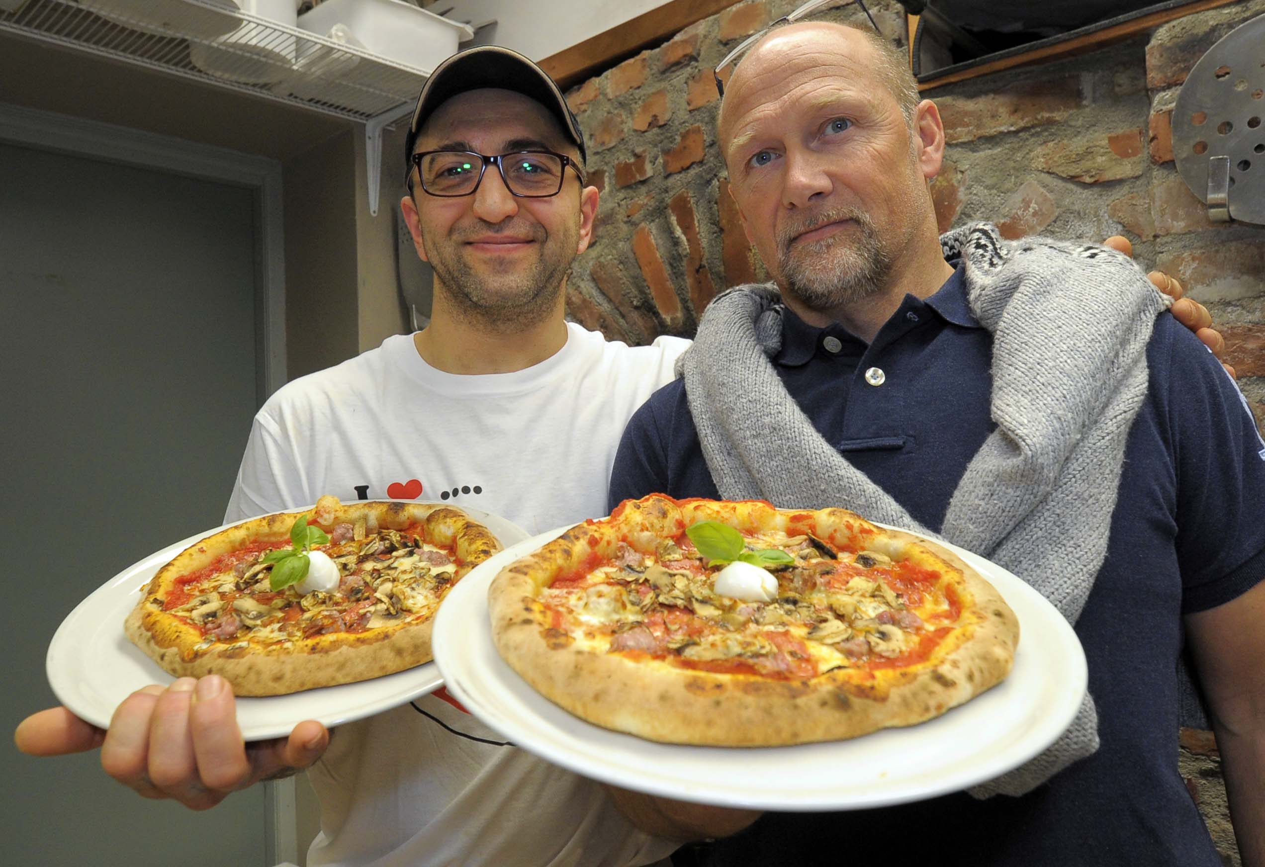 Gunnar Ramsli, innehaver av Nonna Lina i Korsegata er glad for at alkoholforbudet nå er opphevet. Her sammen med pizzakokk Raffaele La Breca (t.v).