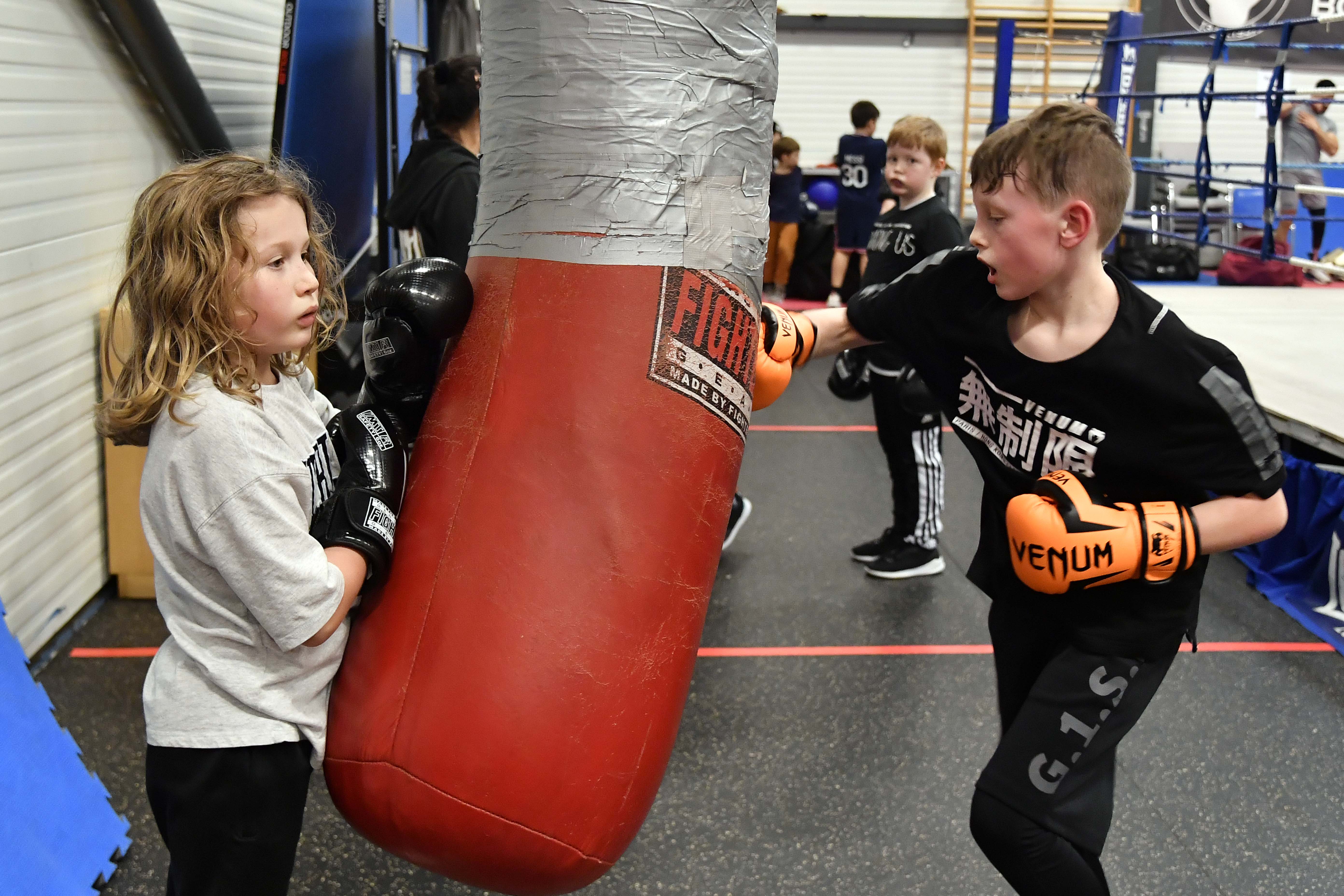 Åtteåringen Isak (t.v) og niåringen William er makkere på sirkeltreningen.