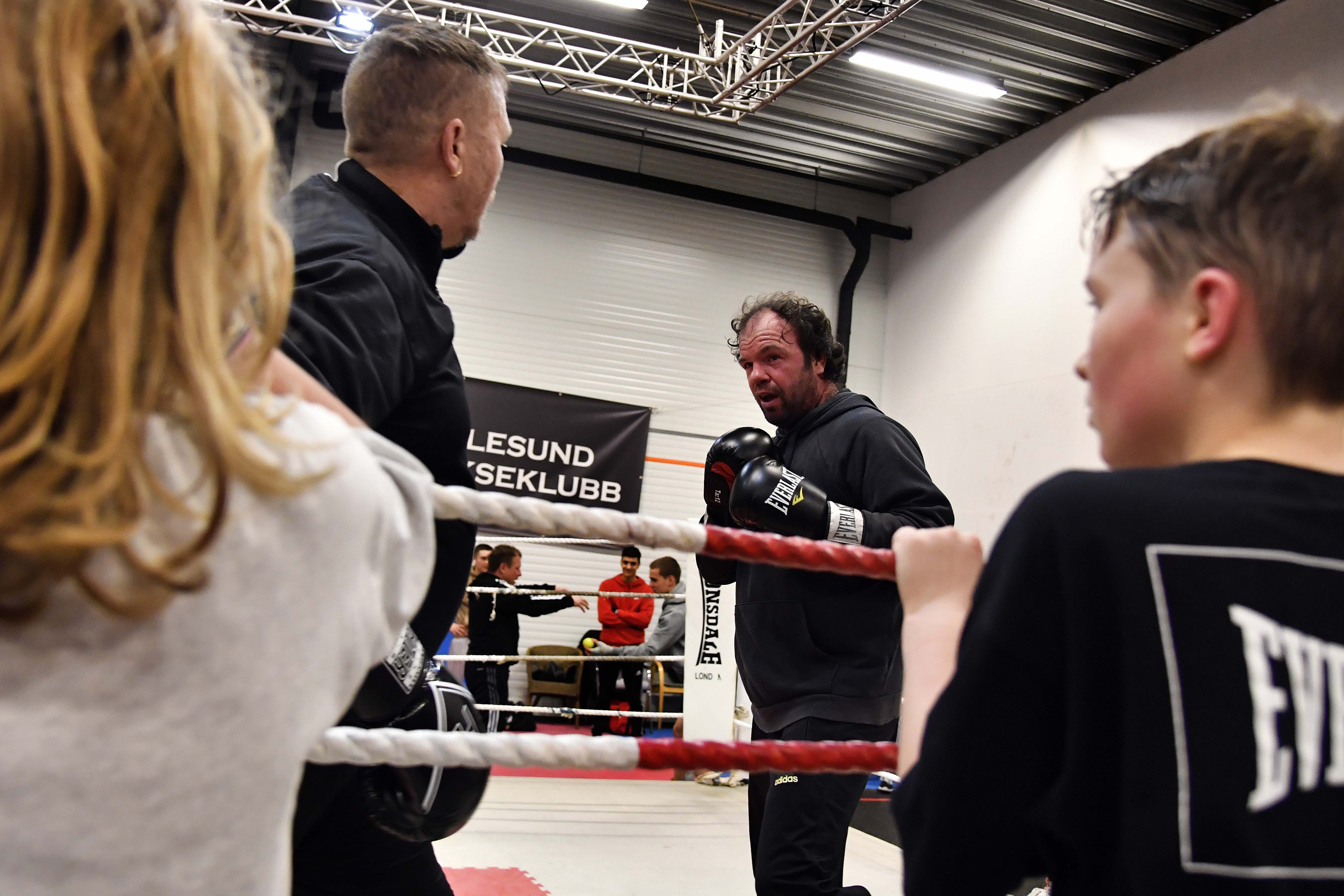 Barnegruppa tar gjerne en titt når old boys gutta Per Johan Hagen og Jan Petter Kongshaug er i aksjon.