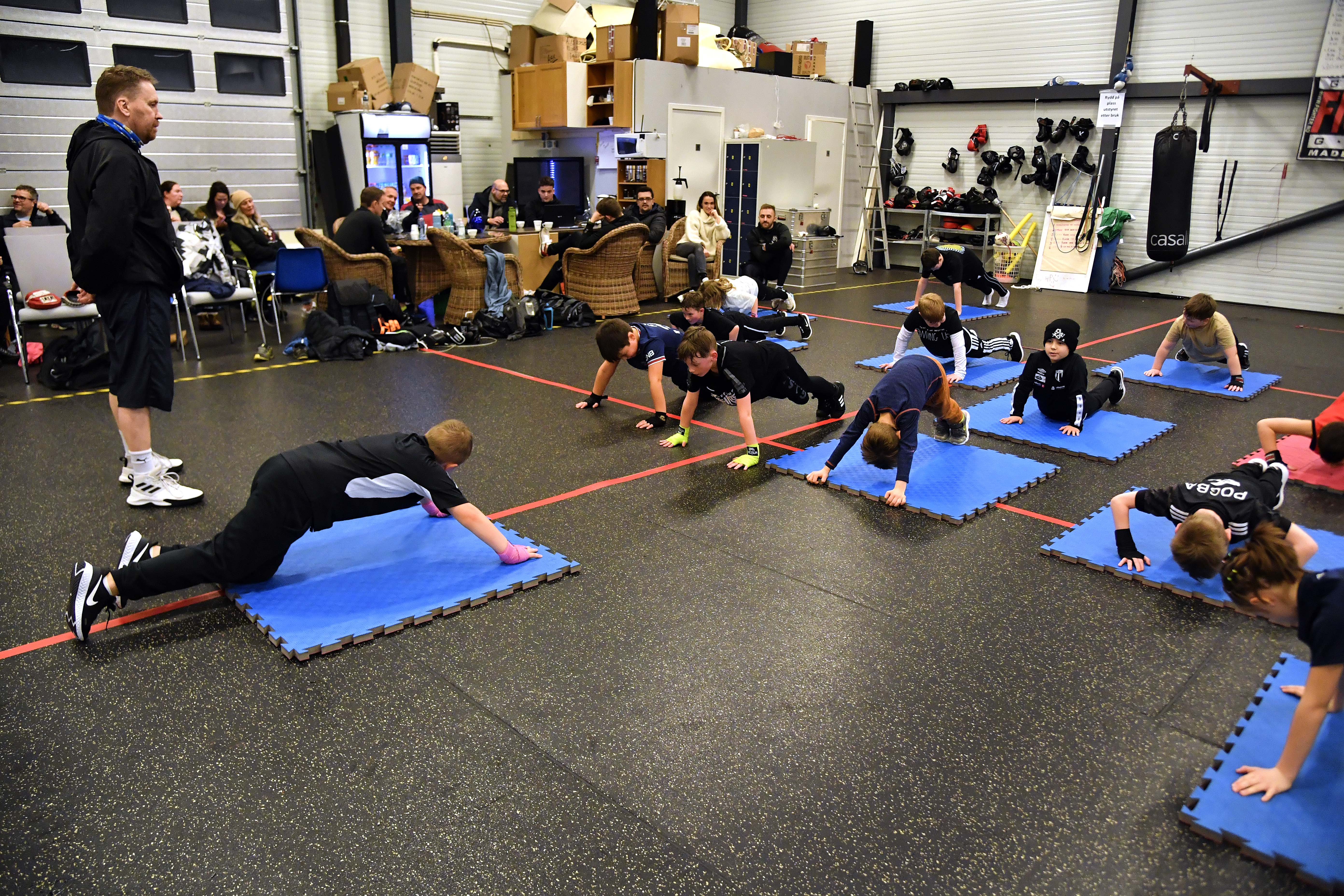 Einar Brevik passer på at alt går rett for seg. Og at Ålesund Bokseklubb også er en sosial arena kan en se i bakgrunnen.