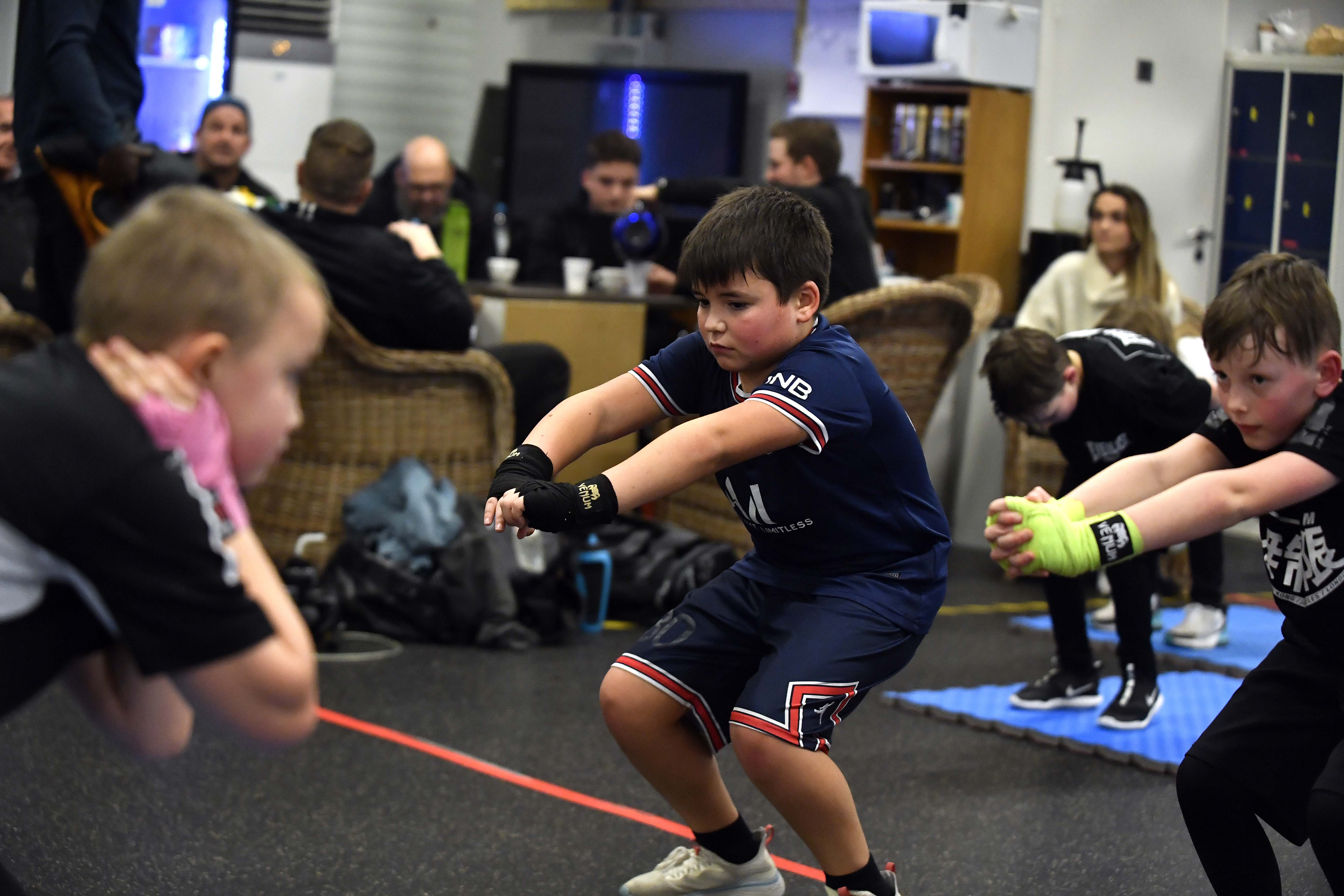 Tiåringen Sebastian (i midten) og niåringen William følger øvelsene Daniel viser.