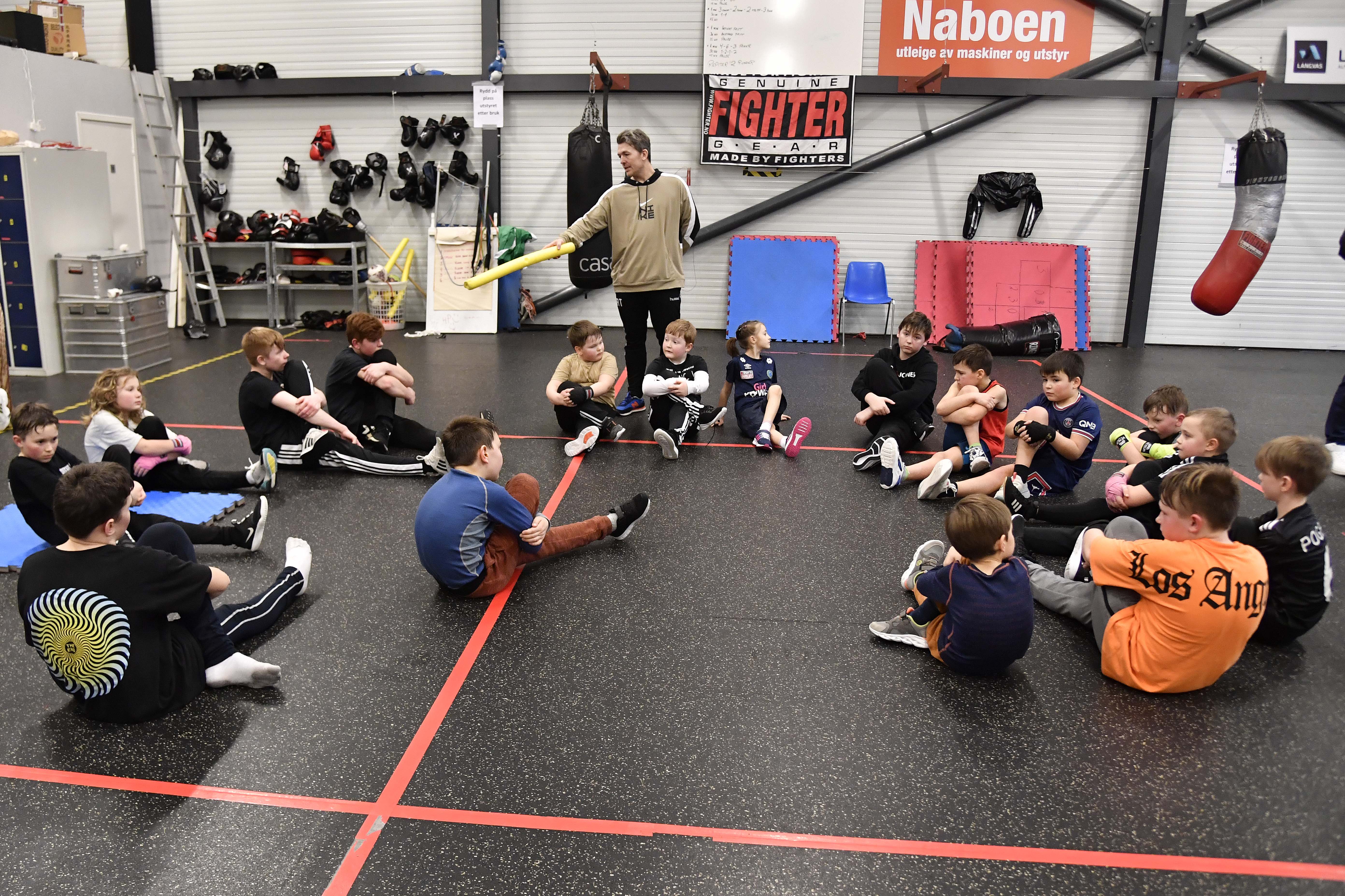 Trener Richard Tomren gir instruksjoner under strekk og tøy.