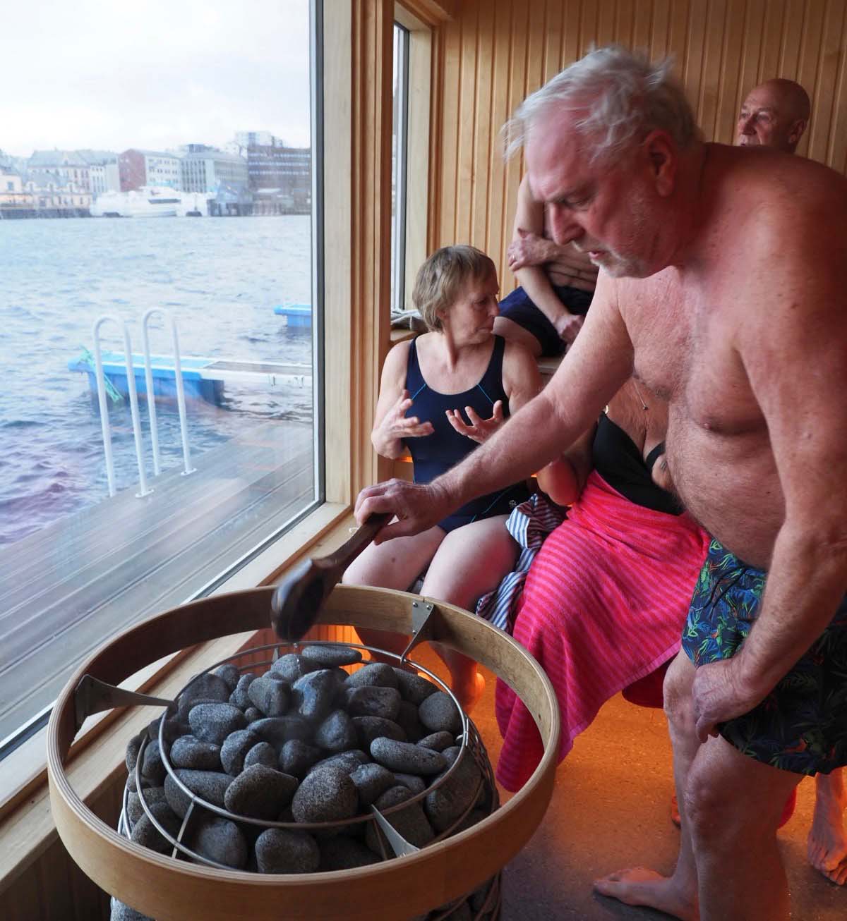 Det fyres i badstuen!