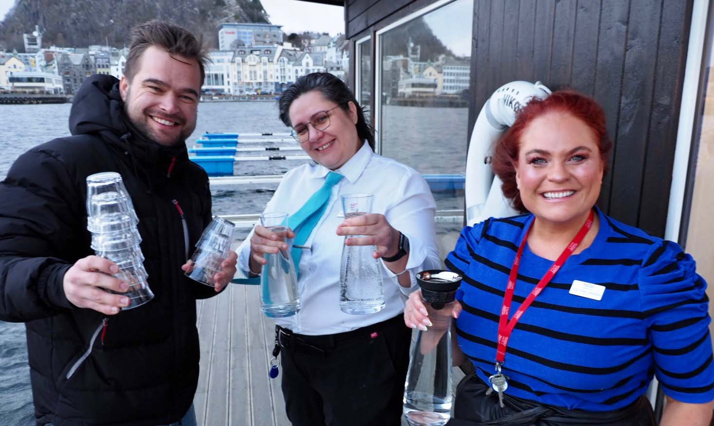 Mathias Tvedten fra Svai Sauna, sammen med teamet fra Thon Hotel Ålesund på vei inn med forfriskende vann til badegjestene.